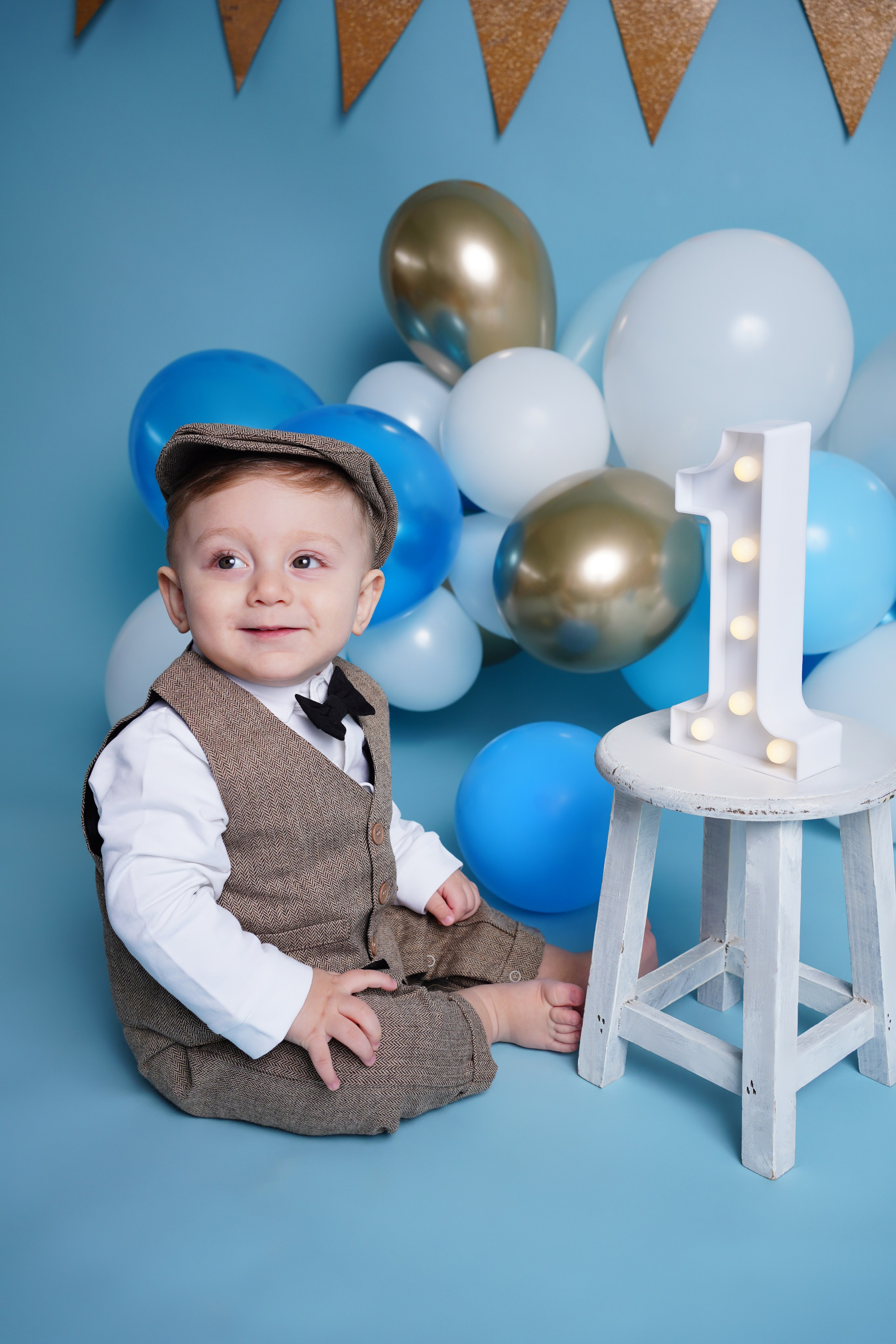 Festliche Stimmung: Das strahlende Geburtstagskind sitzt vor einem wunderschön dekorierten Geburtstagstisch