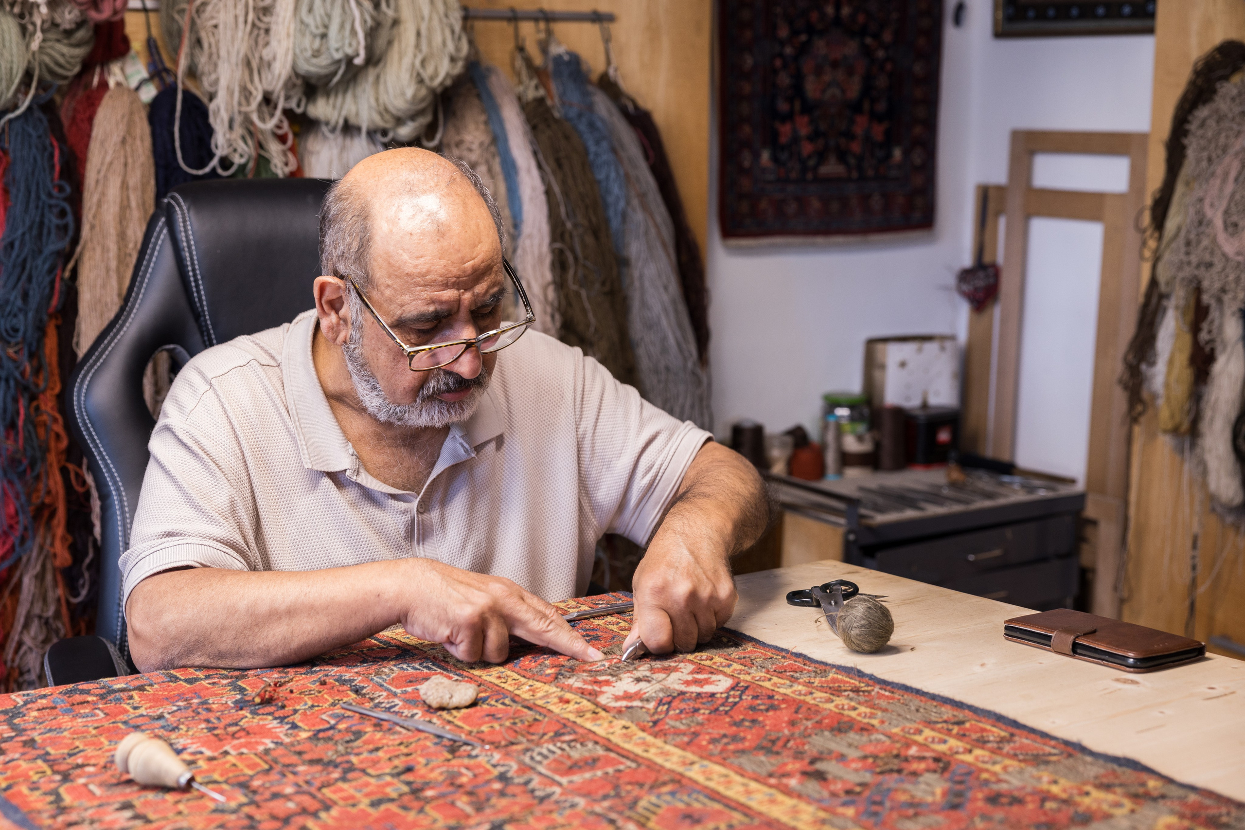 Teppichrestaurator, Salzburg, 2024. Guzel Kolobova| Fotografin| Salzburg