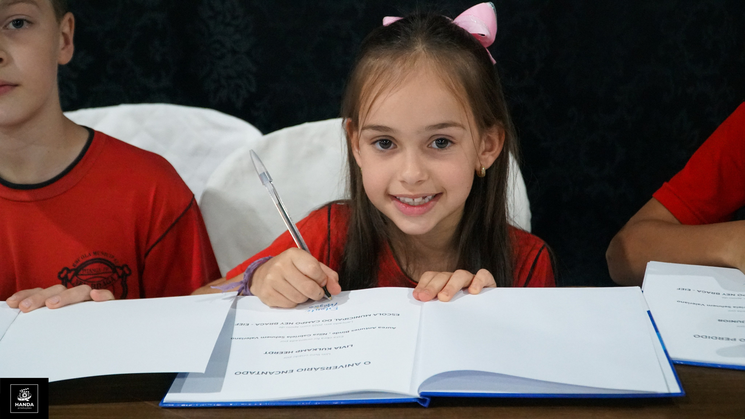 Noite autógrafos colégio Aurélio Buarque de Holanda. Handa Produções