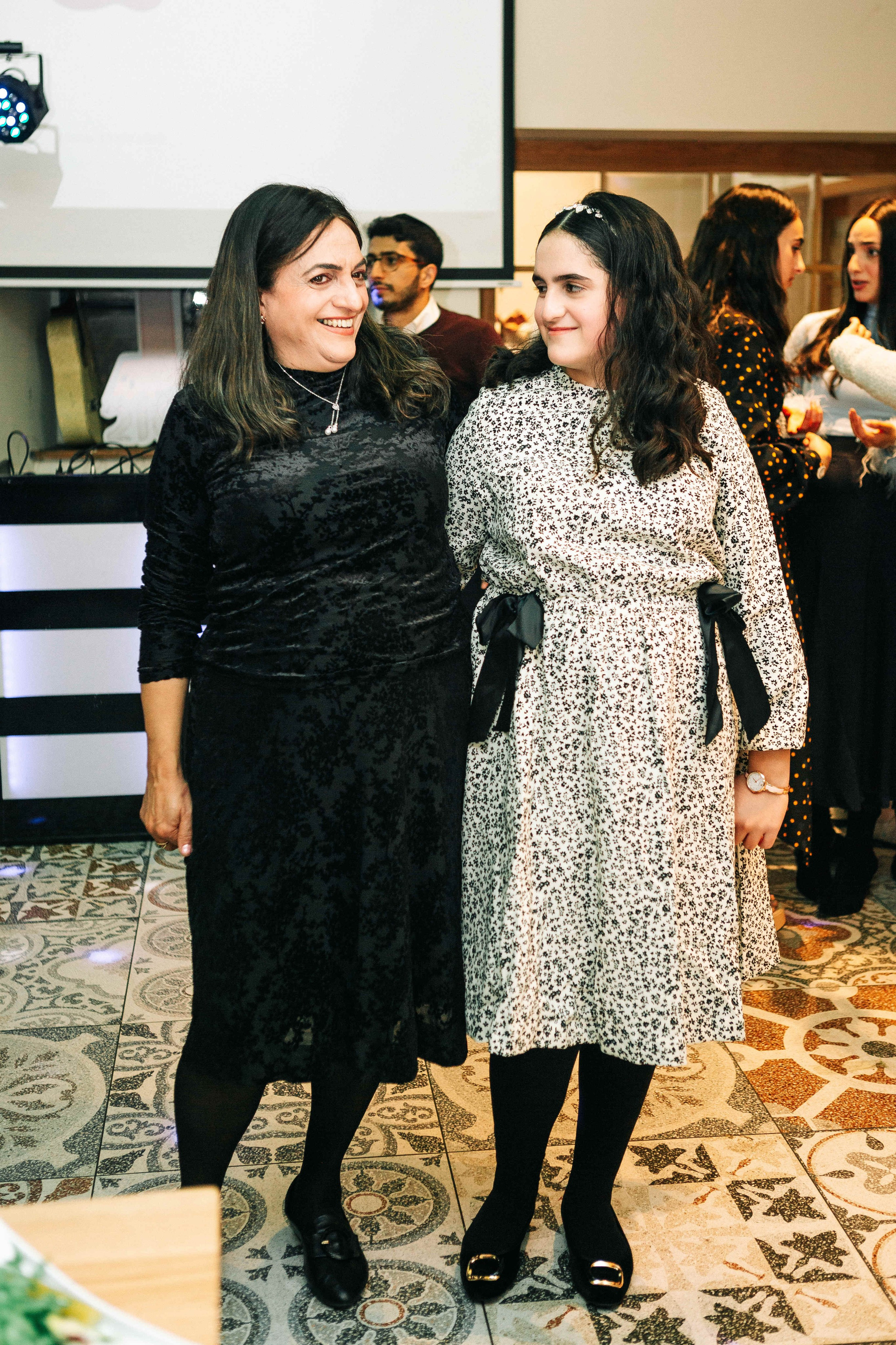 PARTY IN A RESTAURANT WITH THE WHOLE FAMILY. Https://shi-photo.com/