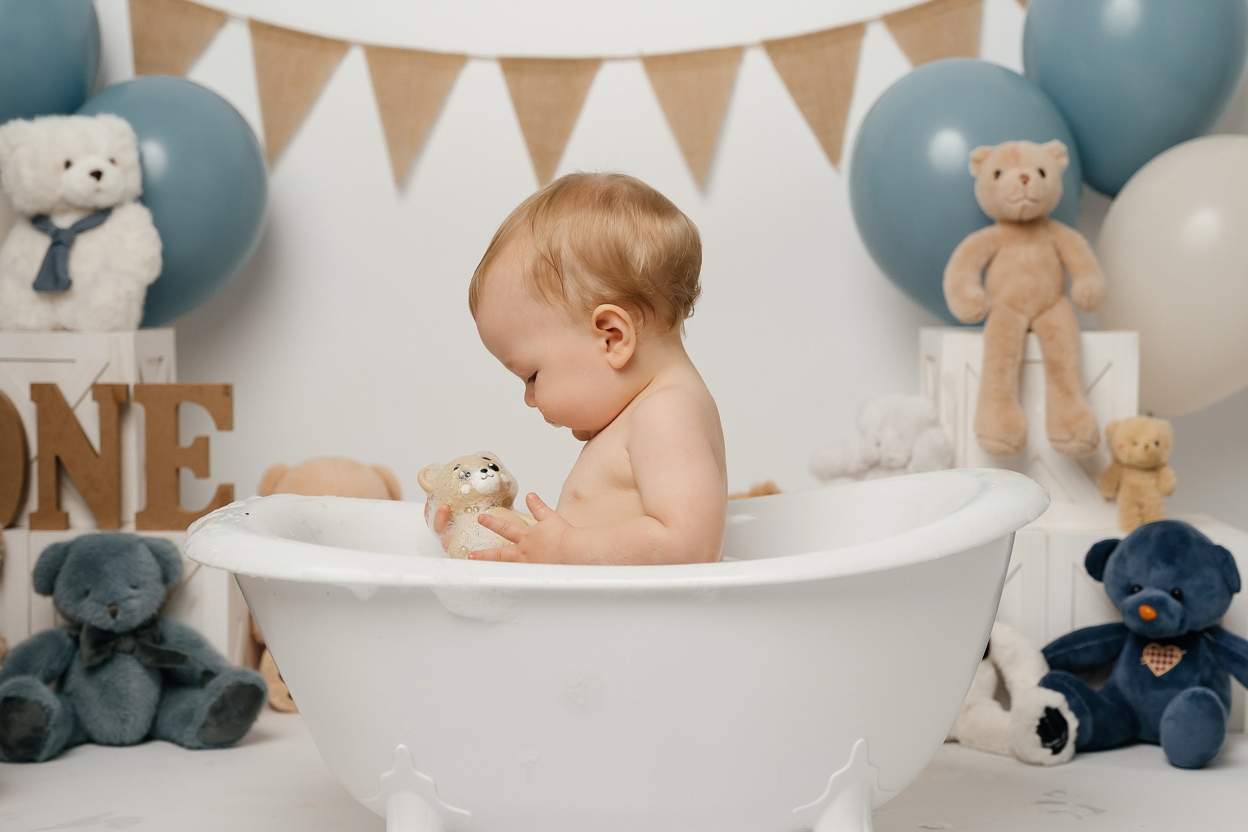First birthday cake smash session. Newborn and family photographer. Hills District. Sydney
