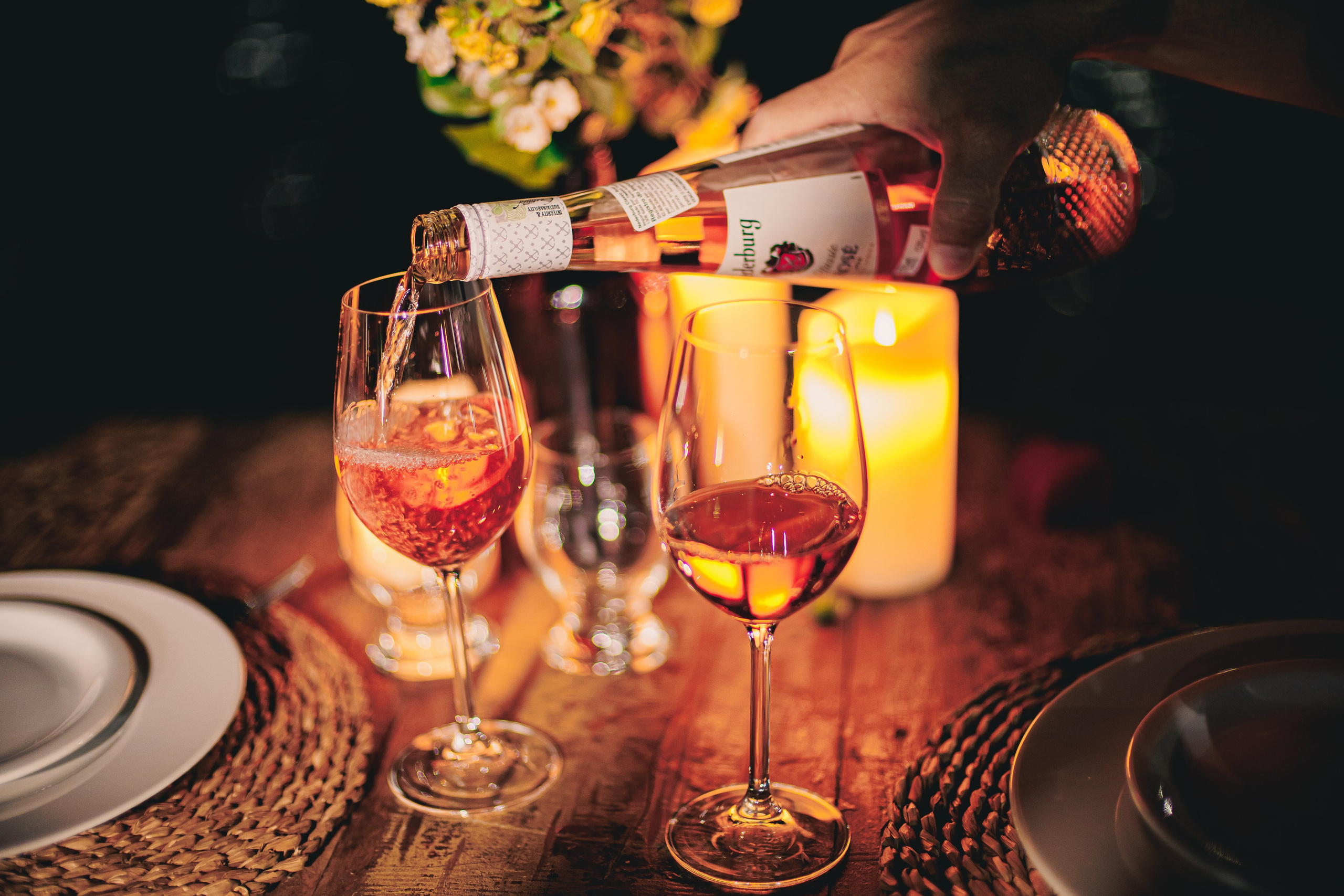 Ensaio Pré-Wedding no Interior Paulista com Lago, Areia e Pôr do Sol | Studio Melk. Tela cheia