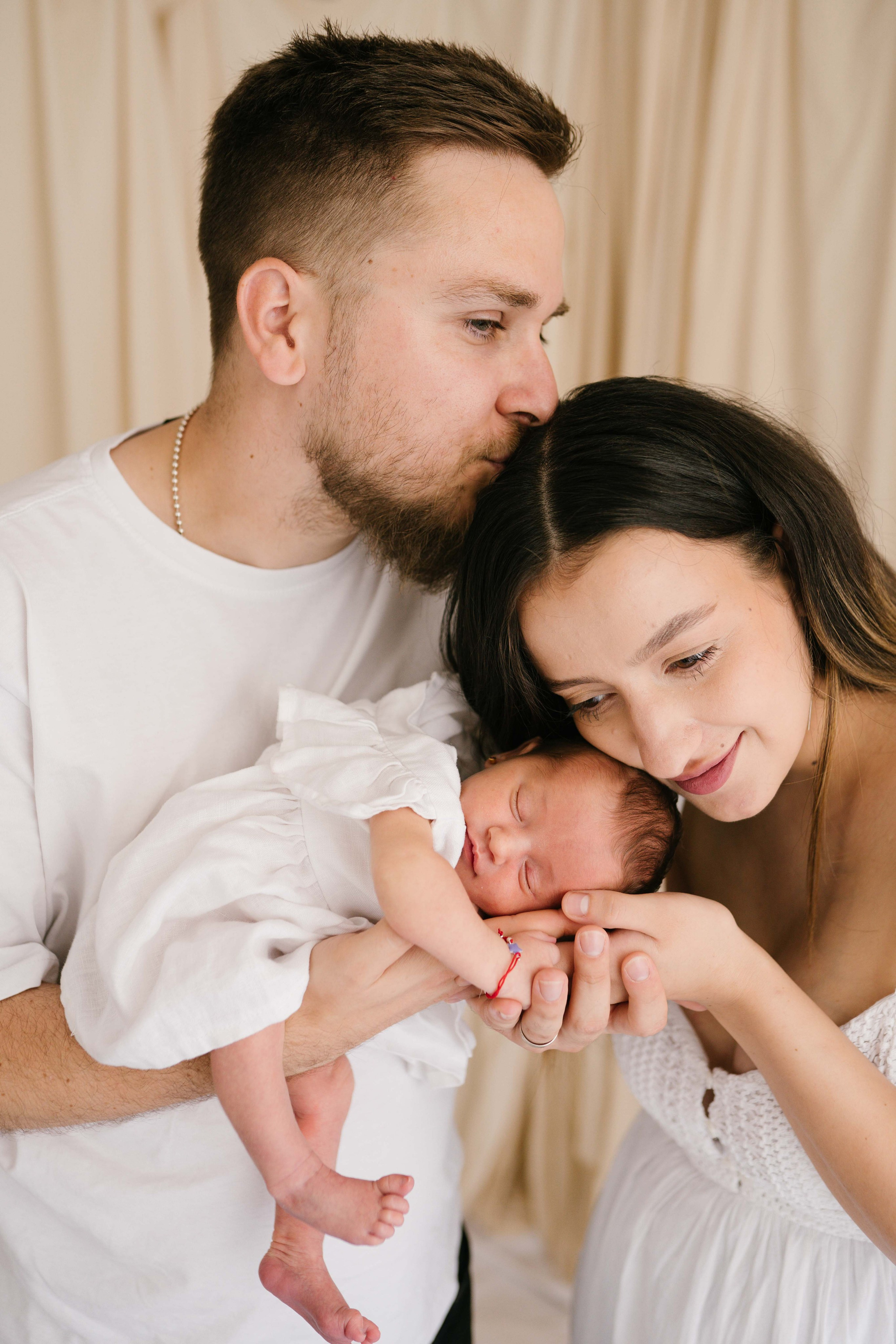 Inspira sesiune foto nou-nascut. Madalina Beda- Artist vizual, fotograf, doula la nastere, consultant babywearing Brasov si in toata tara