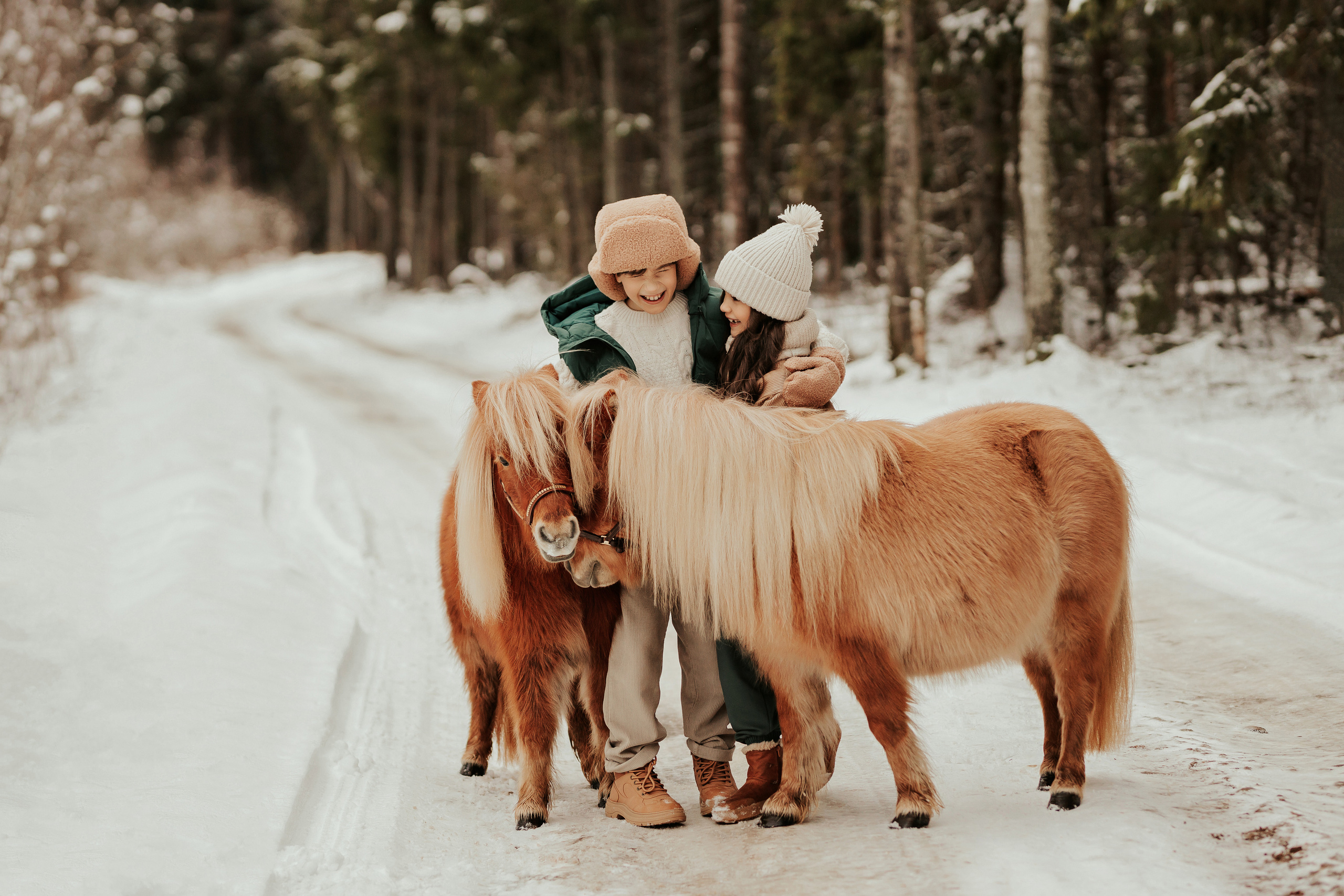 София и Микаэль с пони. ФОТОГРАФ |ЛАТВИЯ | ДАУГАВПИЛС|