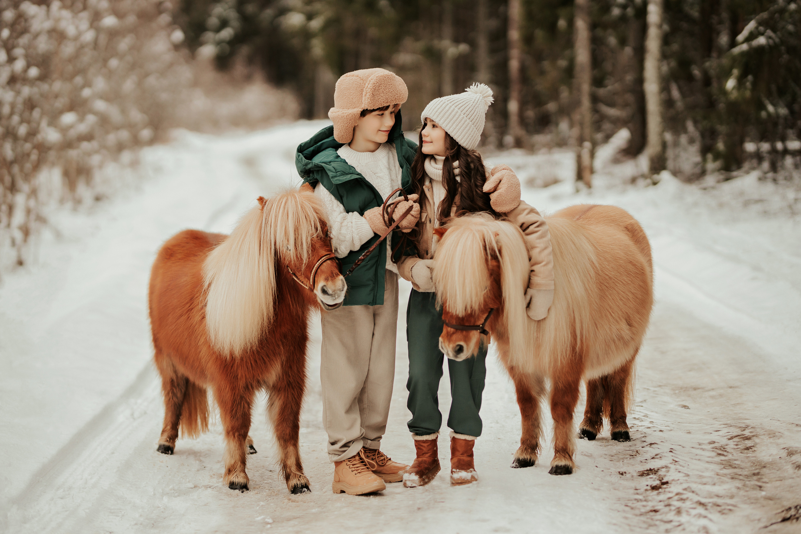 София и Микаэль с пони. ФОТОГРАФ |ЛАТВИЯ | ДАУГАВПИЛС|