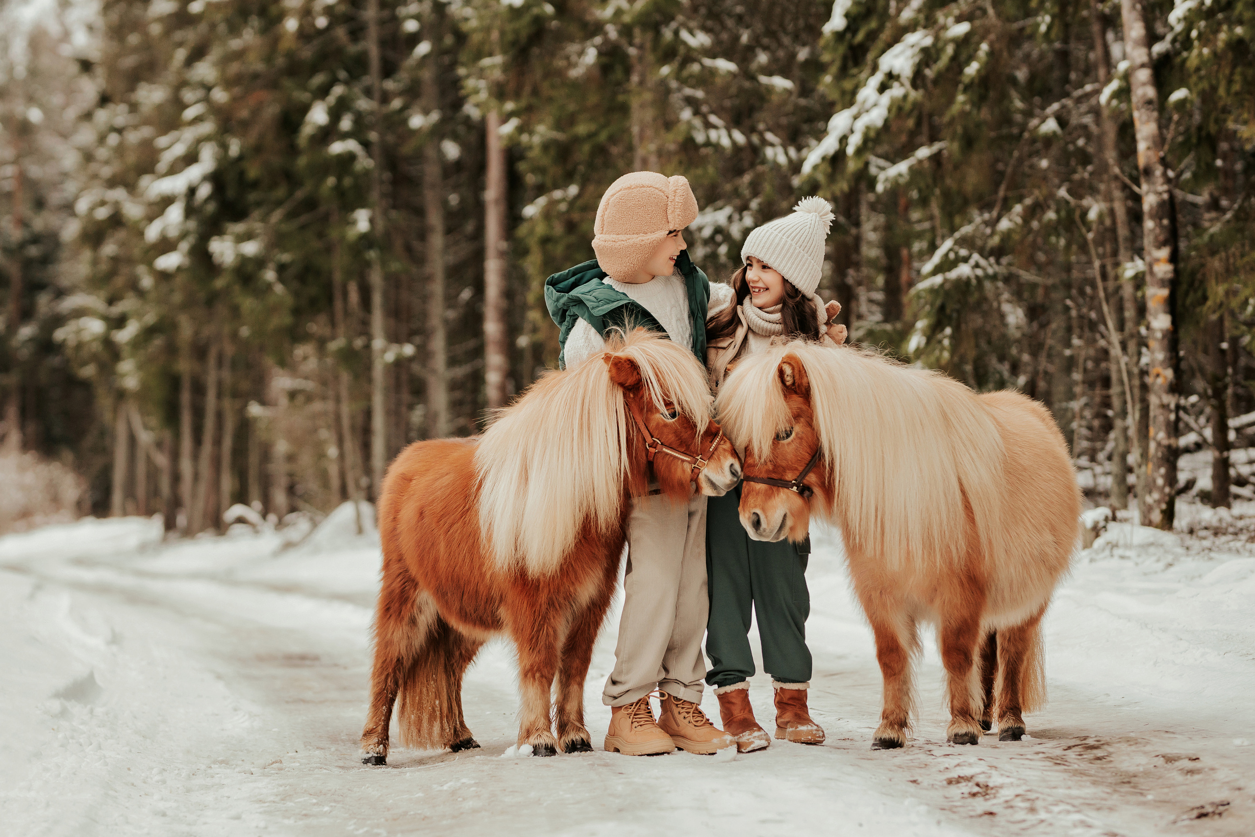 София и Микаэль с пони. ФОТОГРАФ |ЛАТВИЯ | ДАУГАВПИЛС|