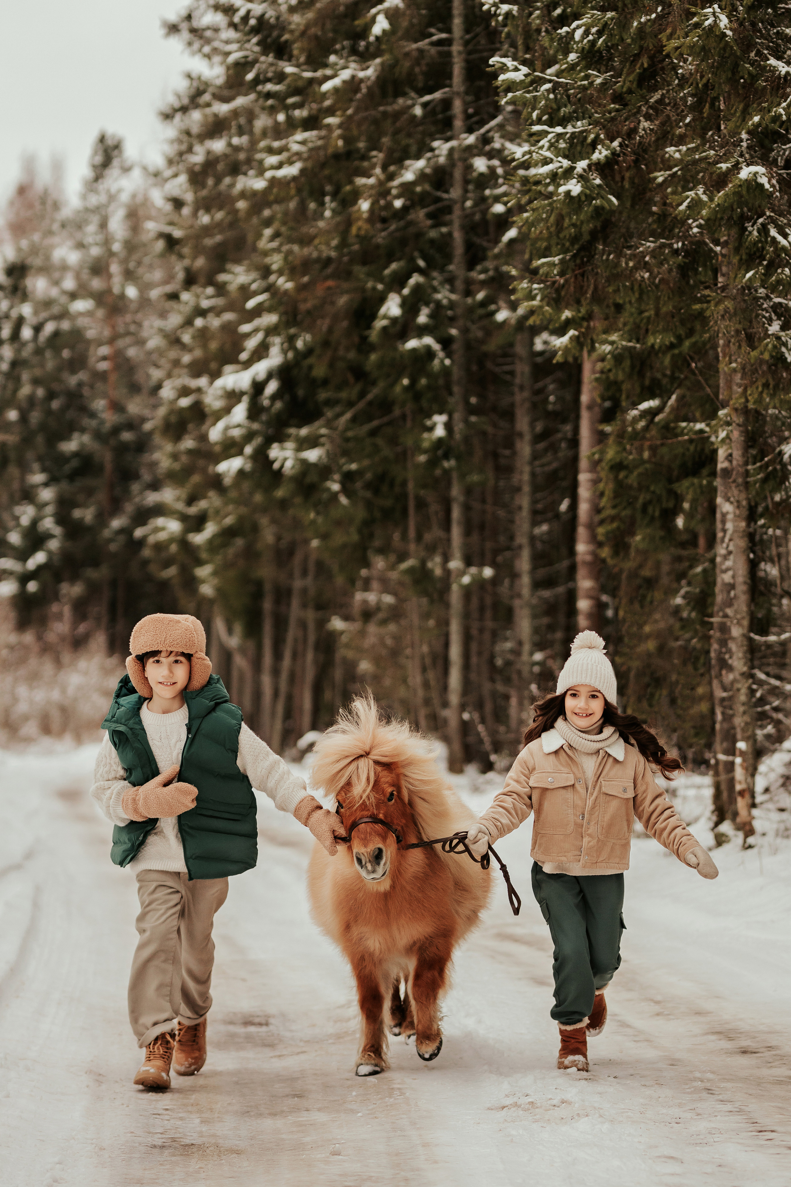 София и Микаэль с пони. ФОТОГРАФ |ЛАТВИЯ | ДАУГАВПИЛС|