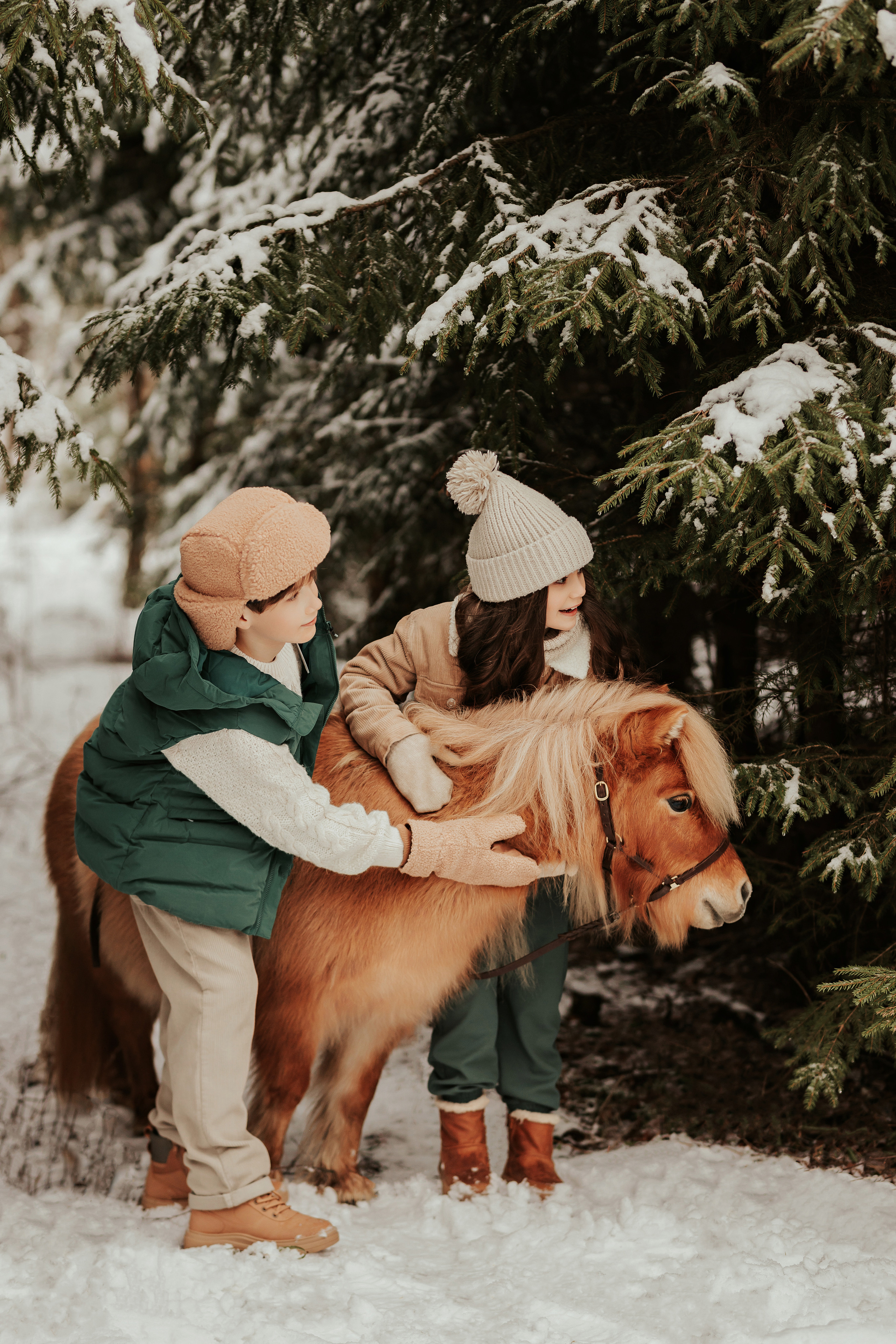 София и Микаэль с пони. ФОТОГРАФ |ЛАТВИЯ | ДАУГАВПИЛС|