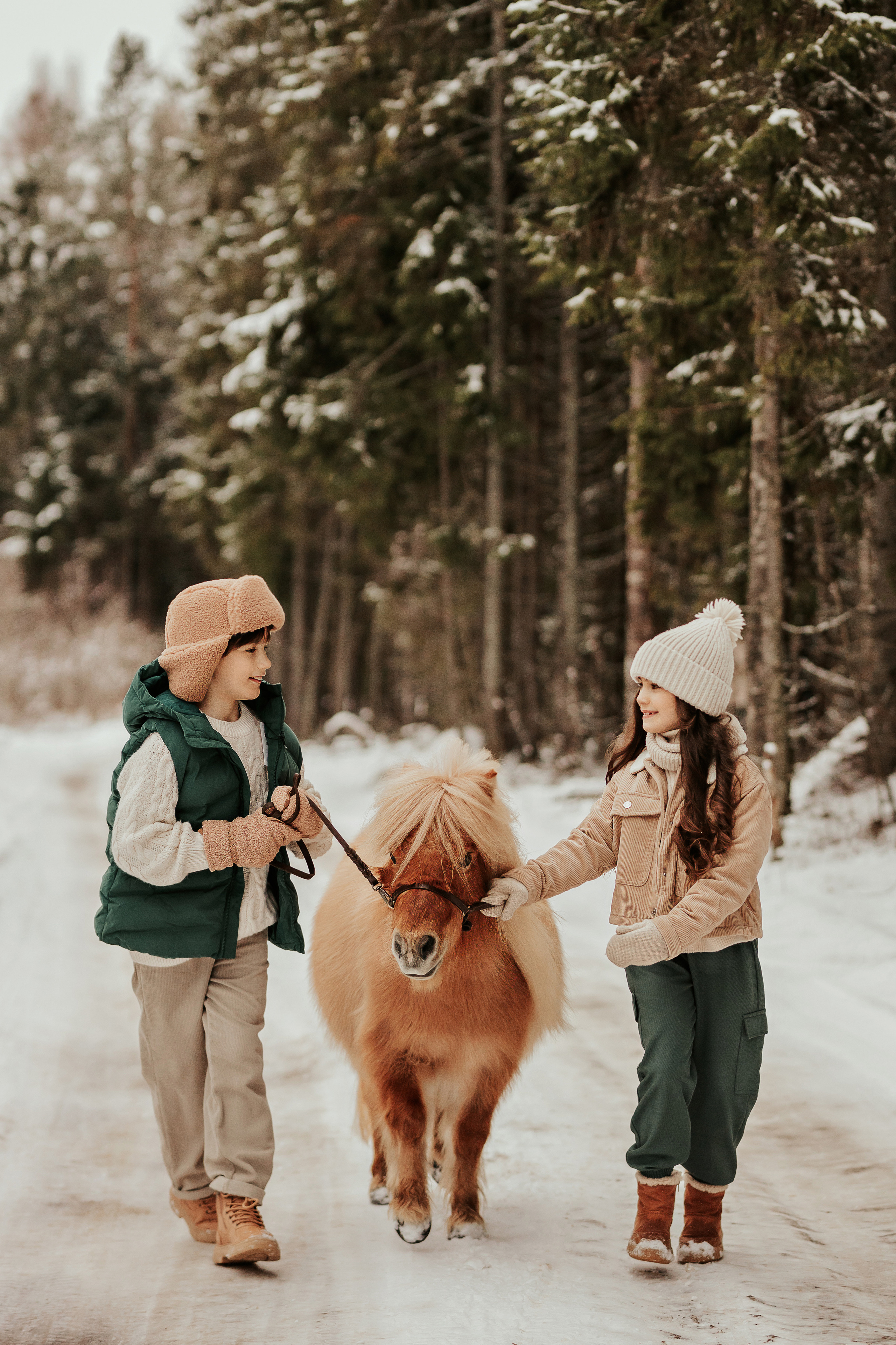София и Микаэль с пони. ФОТОГРАФ |ЛАТВИЯ | ДАУГАВПИЛС|