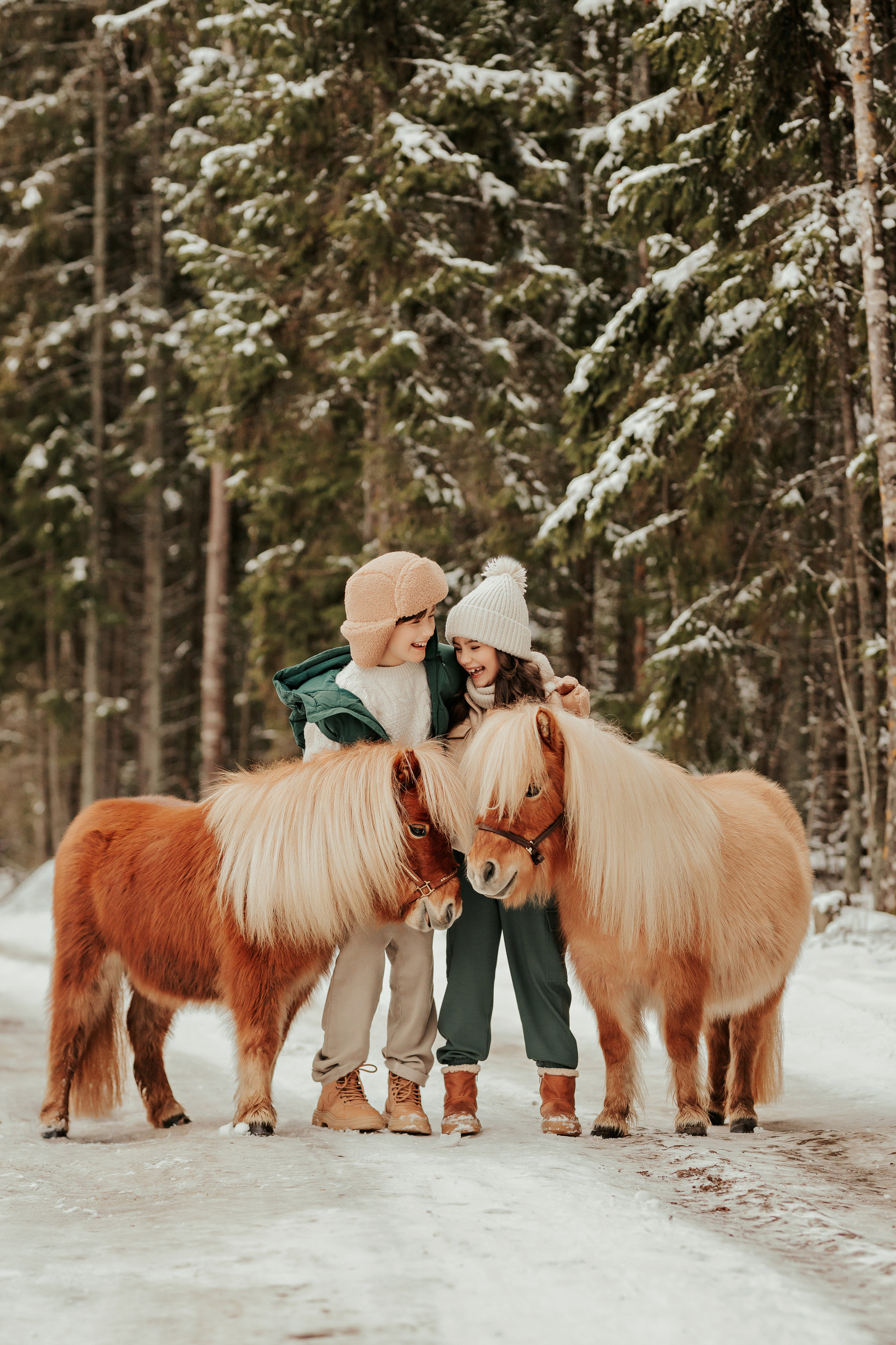 София и Микаэль с пони. ФОТОГРАФ |ЛАТВИЯ | ДАУГАВПИЛС|