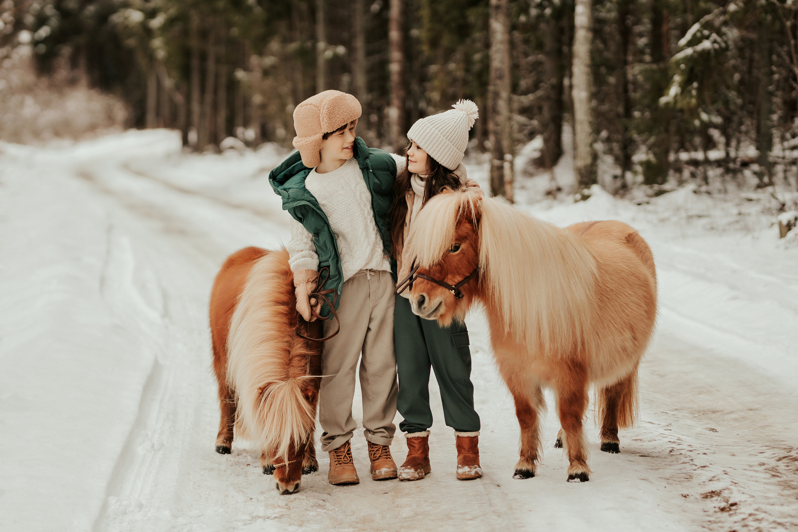 София и Микаэль с пони. ФОТОГРАФ |ЛАТВИЯ | ДАУГАВПИЛС|
