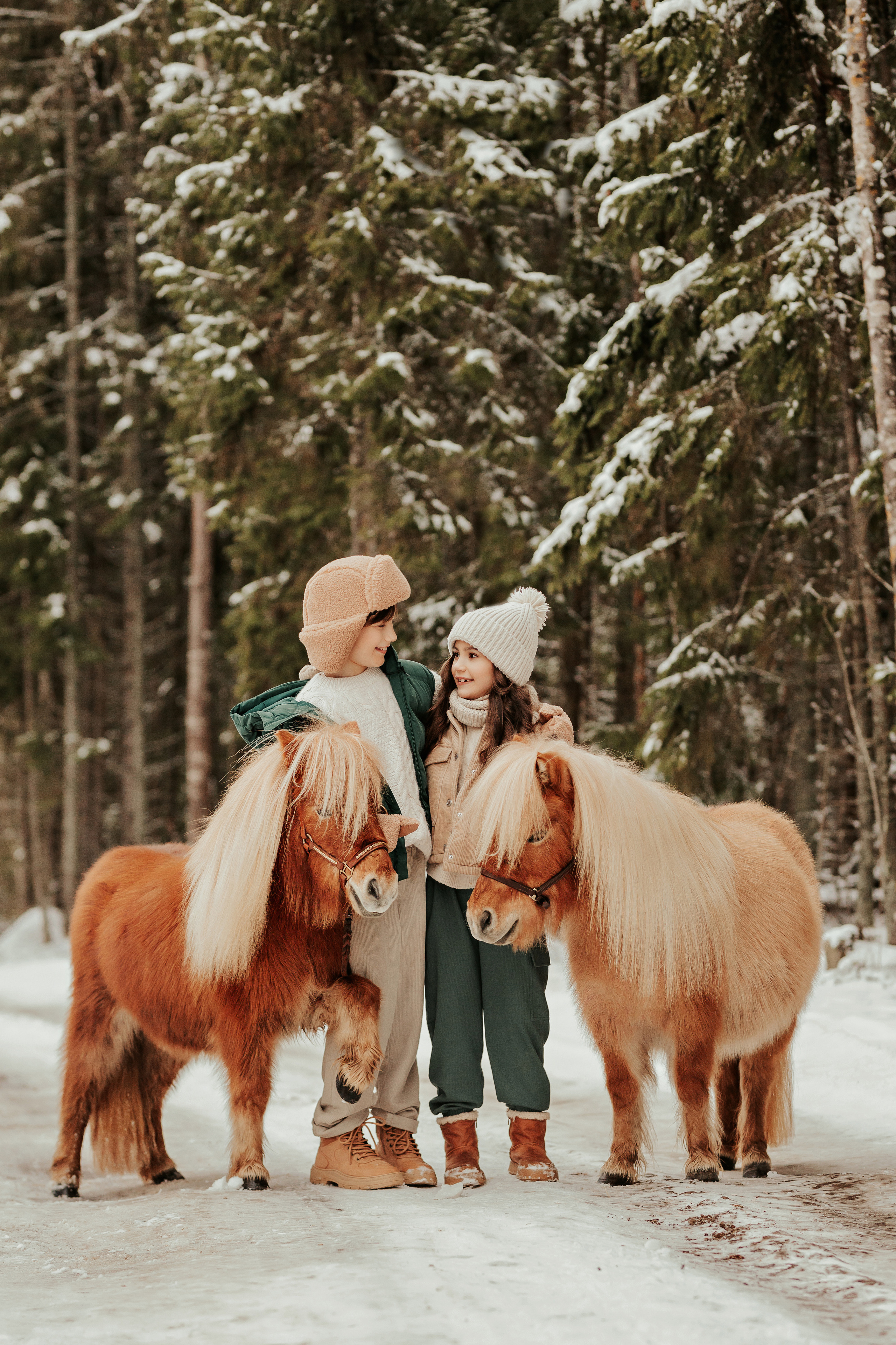 София и Микаэль с пони. ФОТОГРАФ |ЛАТВИЯ | ДАУГАВПИЛС|