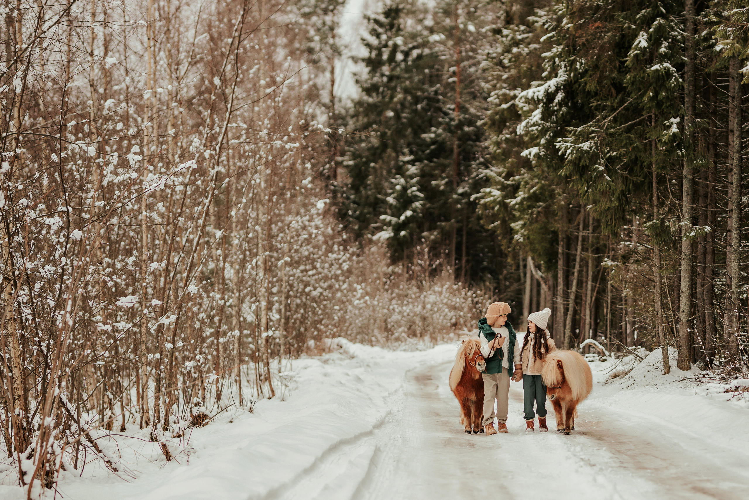 София и Микаэль с пони. ФОТОГРАФ |ЛАТВИЯ | ДАУГАВПИЛС|