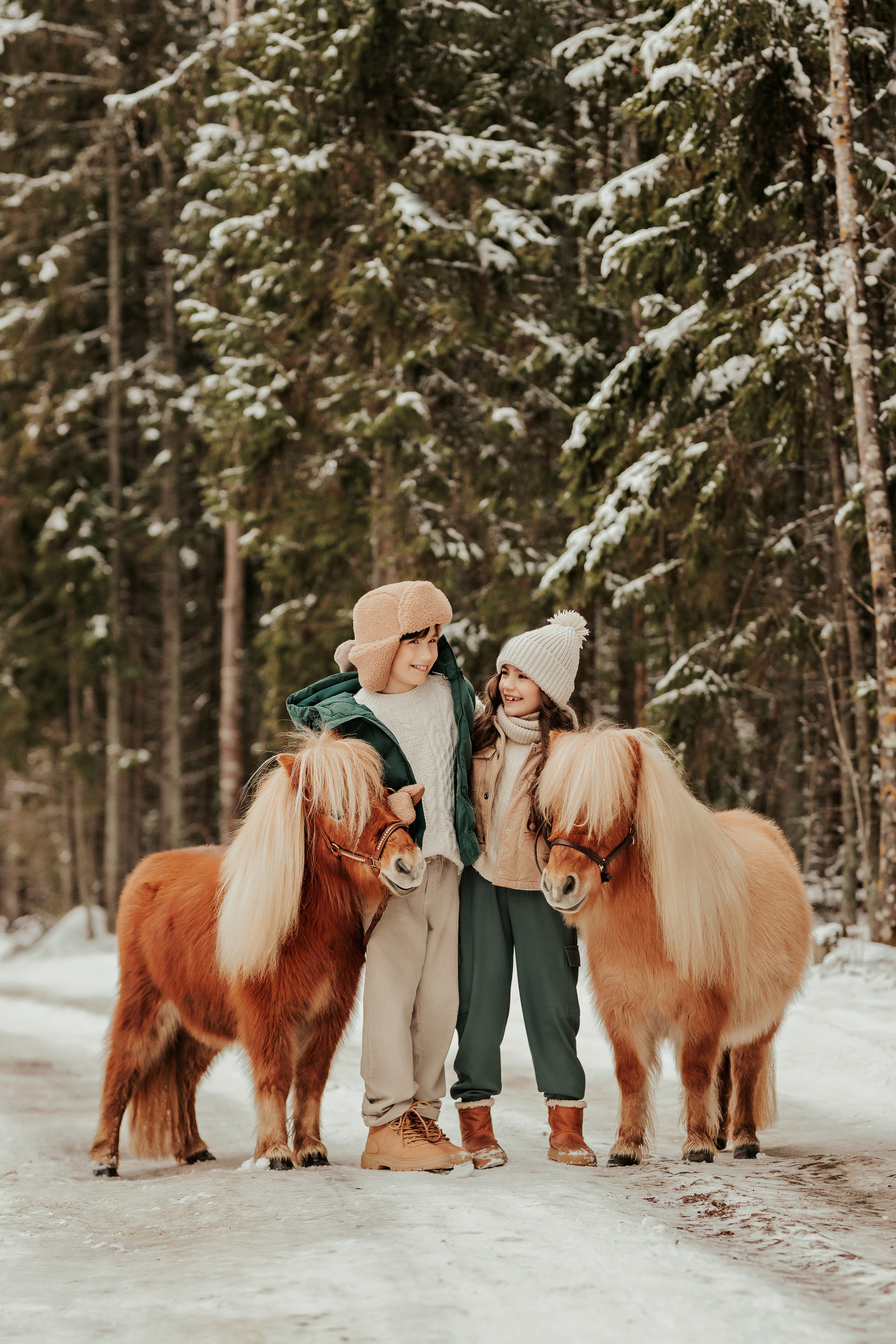 София и Микаэль с пони. ФОТОГРАФ |ЛАТВИЯ | ДАУГАВПИЛС|