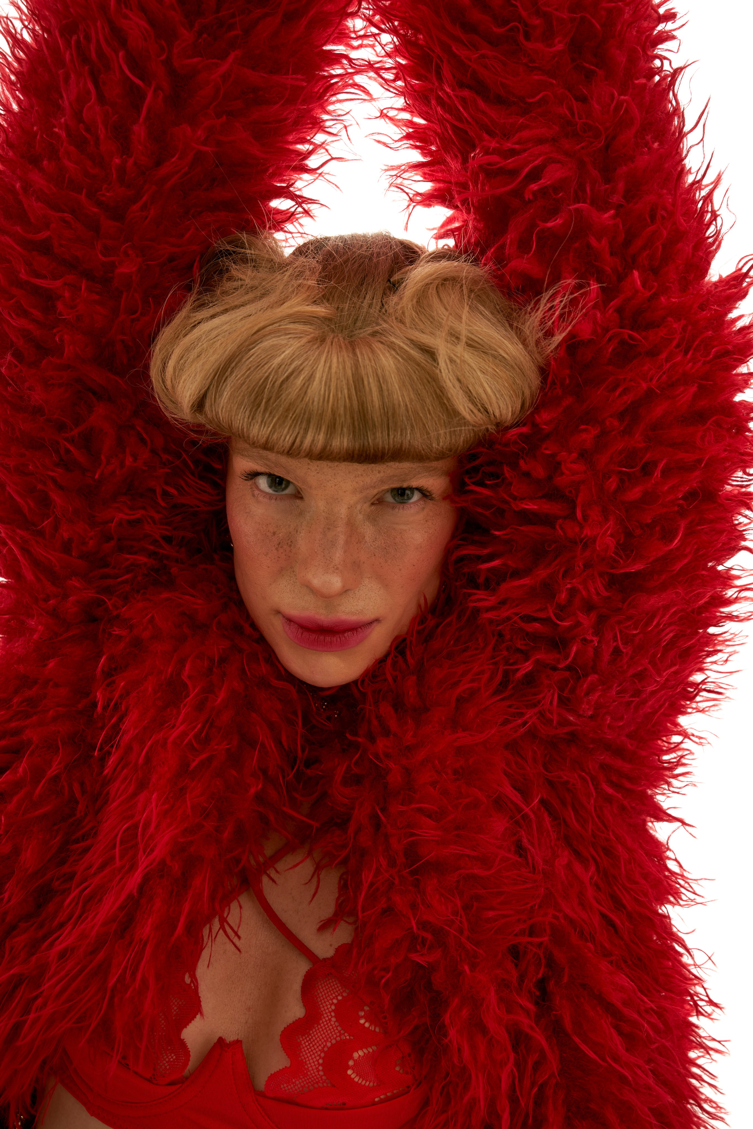 RED FEATHERS. Viktorija Korsaka| Brand Content Creator & Photographer