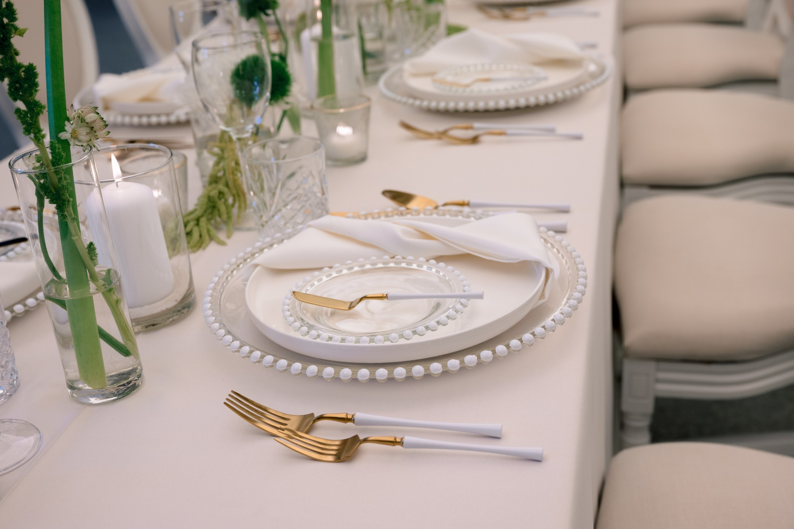  Tisch mit Hochzeitsdekoration im Meiser Hotel.