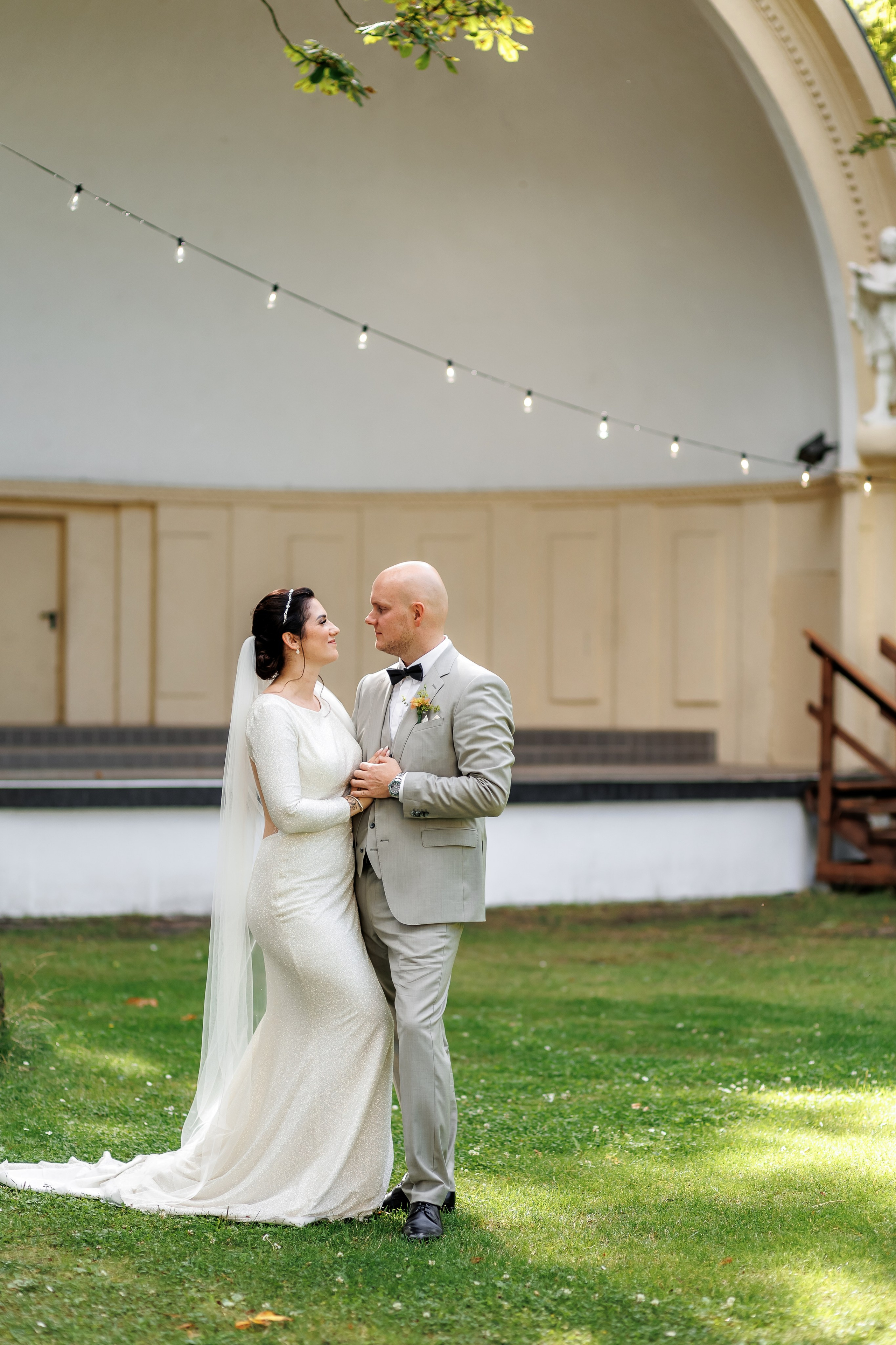 Brautpaar auf der Wiese in Villa Schützenhof Berlin – Hochzeitsfotograf Berlin | Nataliia Schütze
