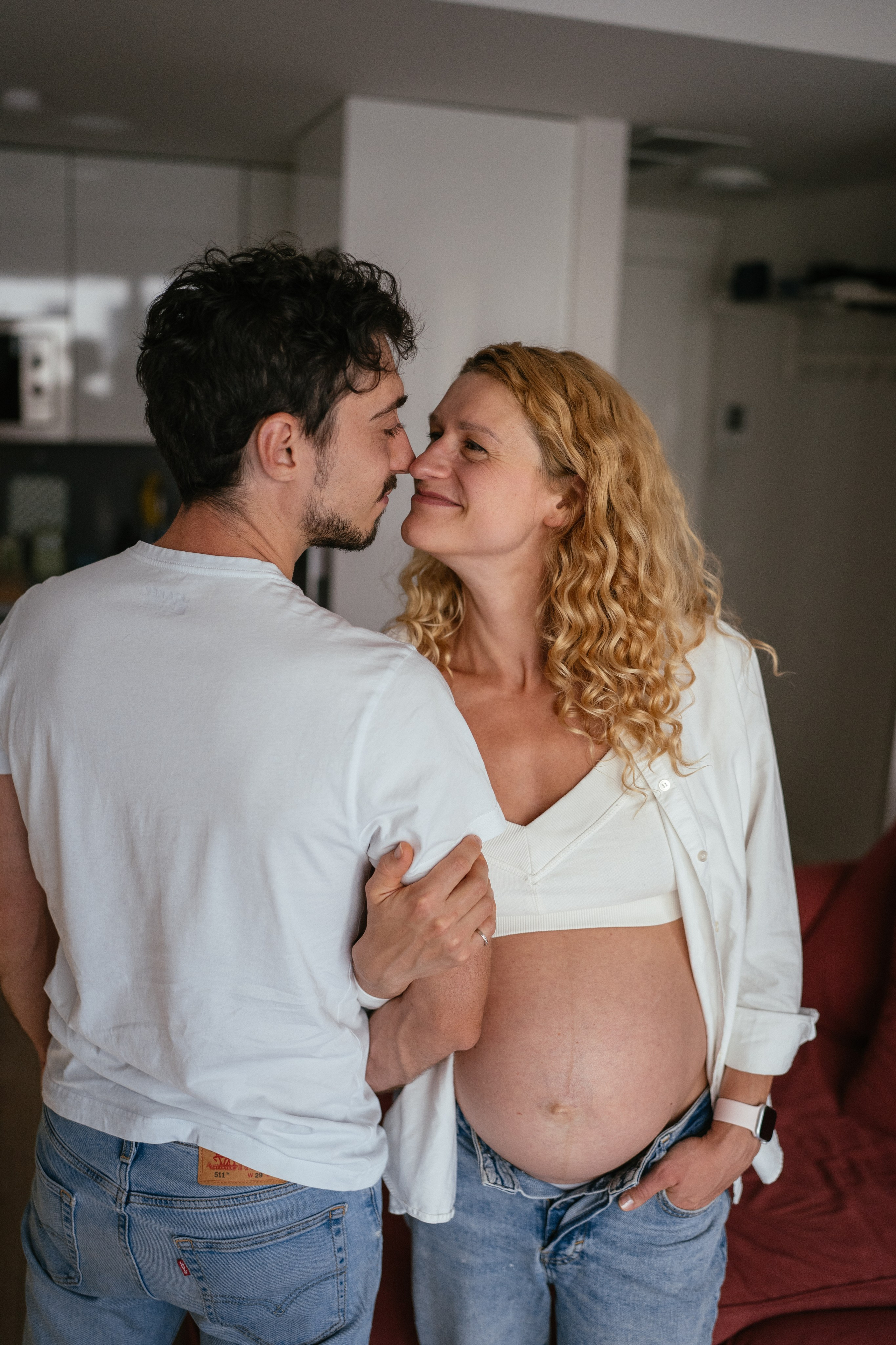 Candid pregnancy photoshoot in the park. Photographer in Madrid, Spain. Alyona Belyaninova