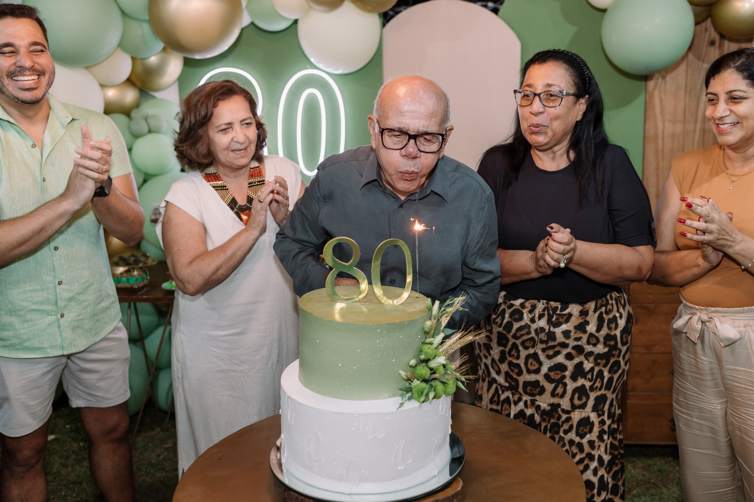 Foto de festa de 80 anos na hora do parabéns