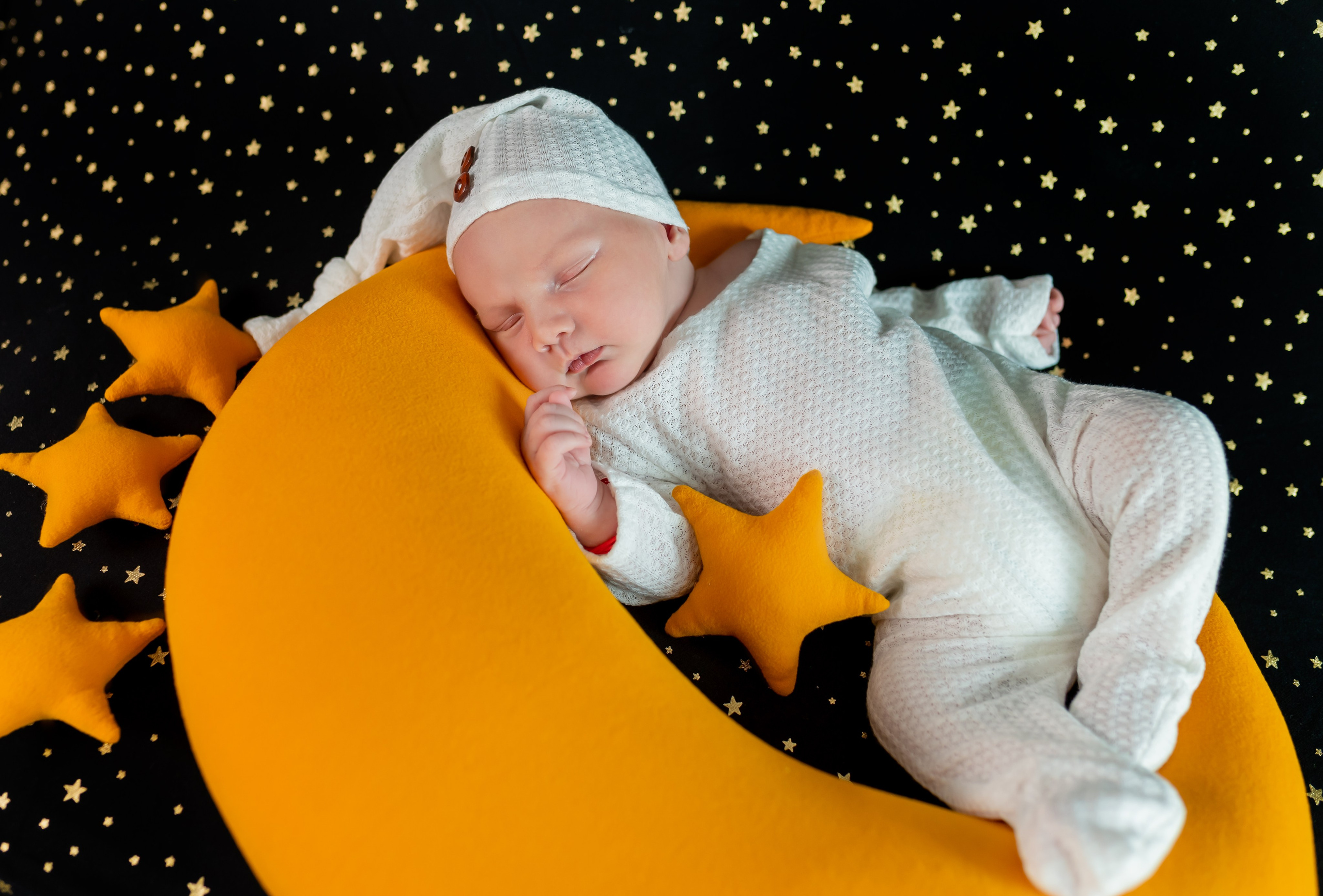 Nou Nascuti/ Newborn. Captured Moments by Olguta Vizauer