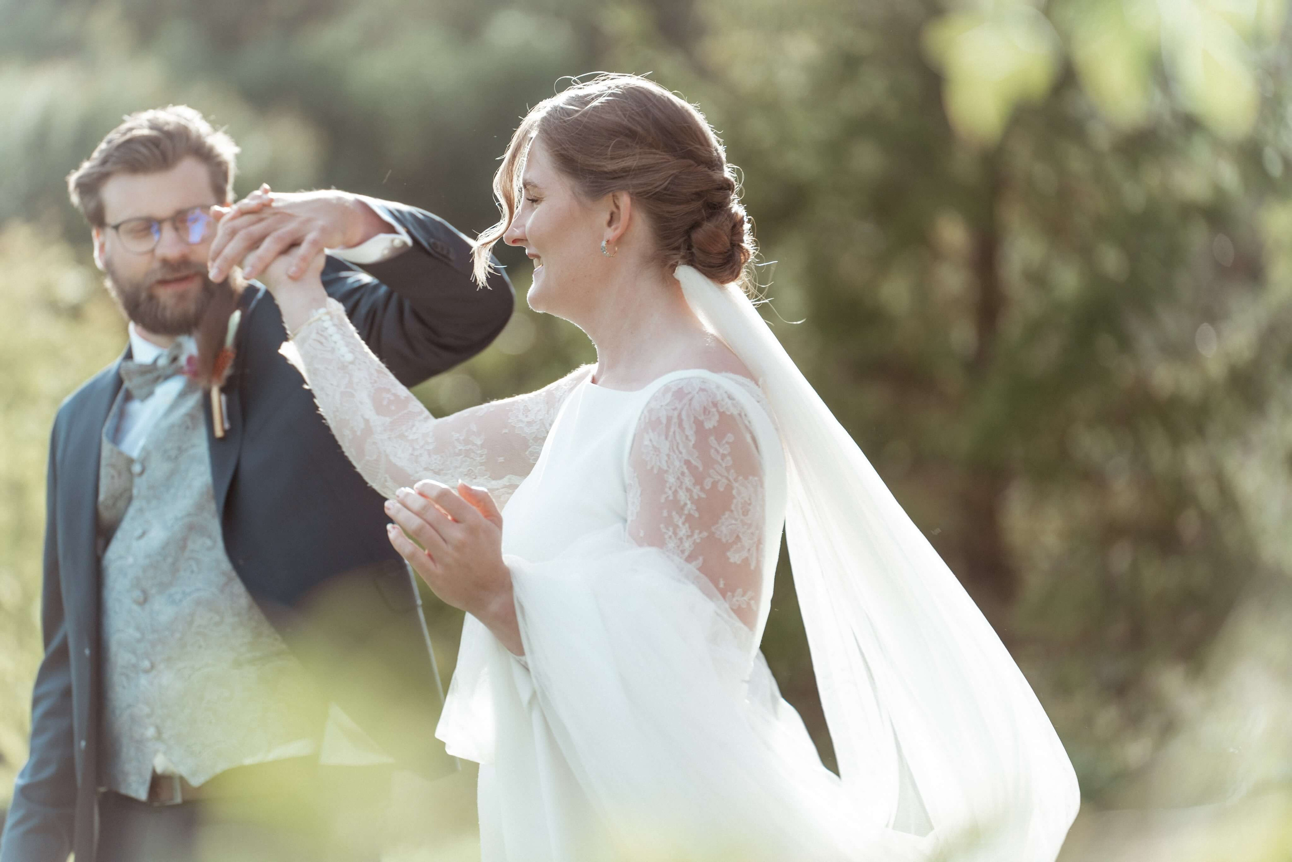 bryllupsfotograf Langesund, brudeparet danser i naturen