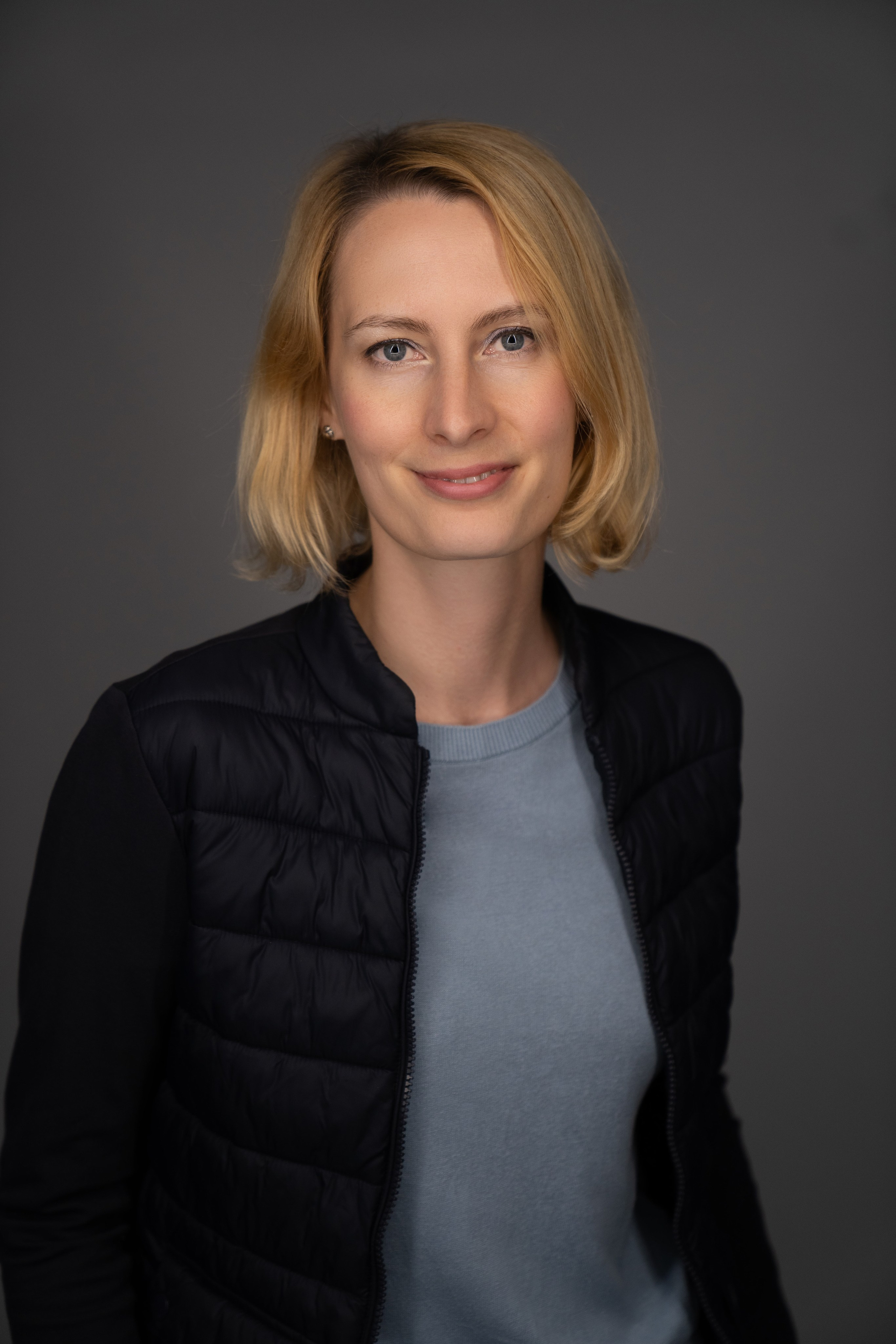 Bewerbungsfotos. Hallo, ich bin Nadya - Fotografin aus Linz, Oberösterreich