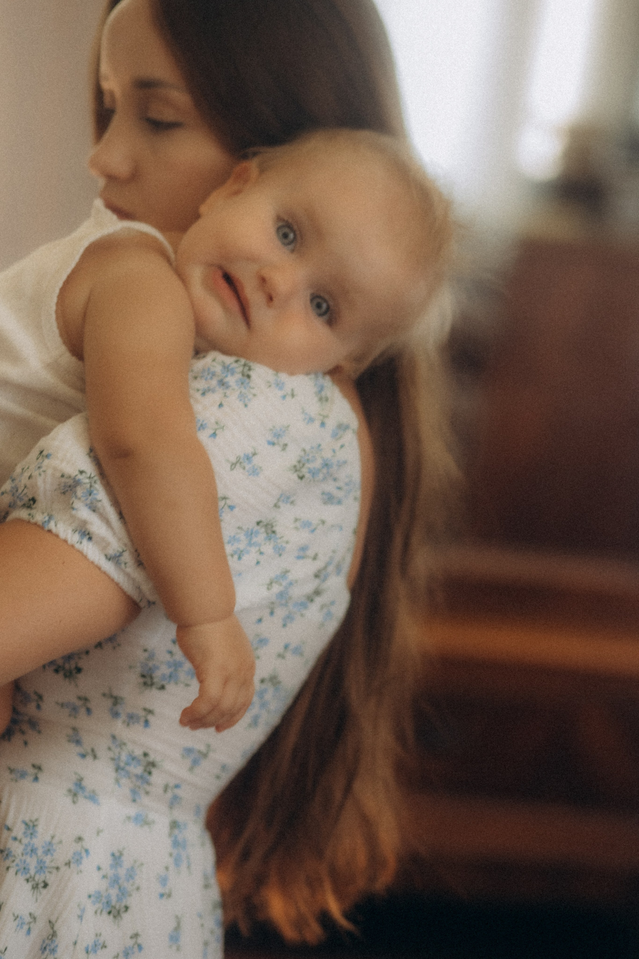 Maman et fille: la tendresse intemporelle. Je suis Olga, votre photographe de famille à Metz et dans toute la France