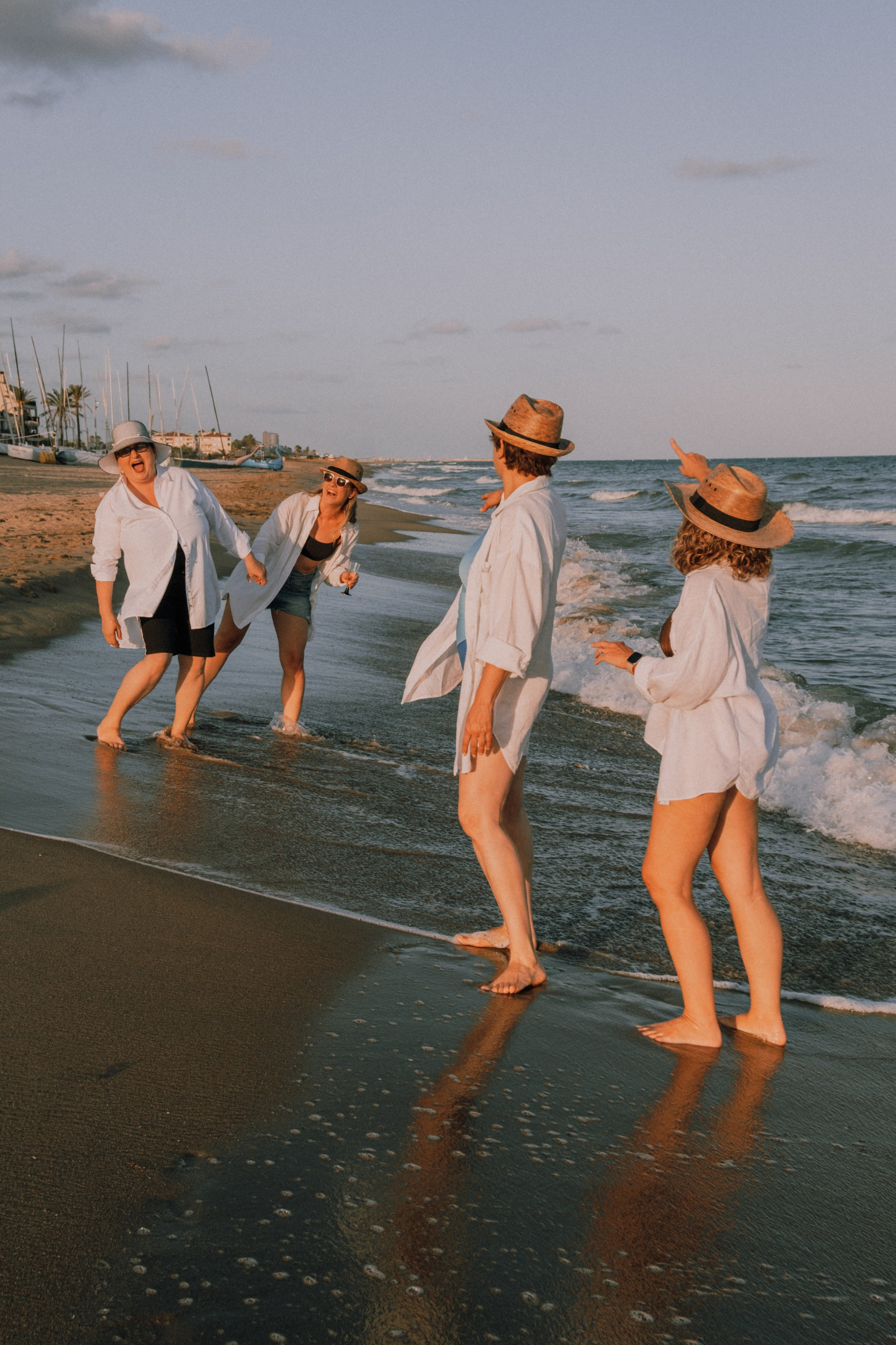 Sesión de amigas en la playa. Fotografía profesional en Calafell - Elena Medvedeva