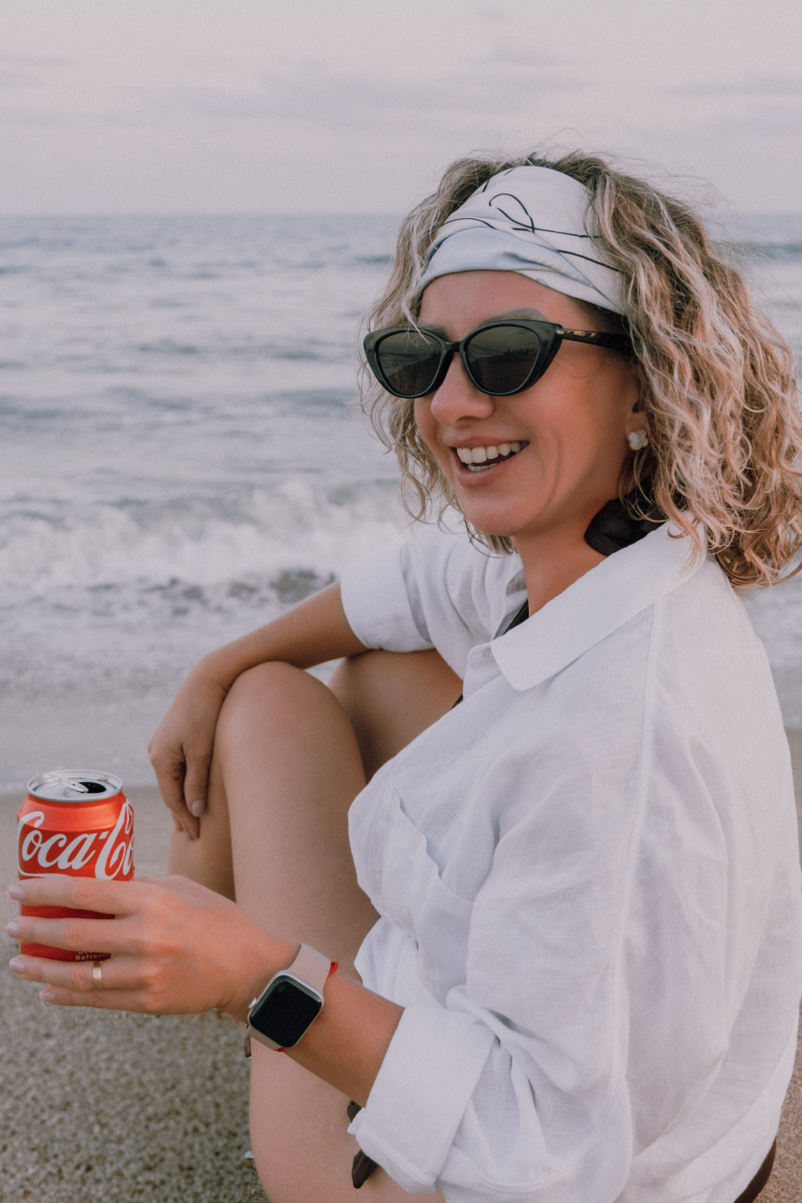 Sesión de amigas en la playa. Fotografía profesional en Calafell - Elena Medvedeva