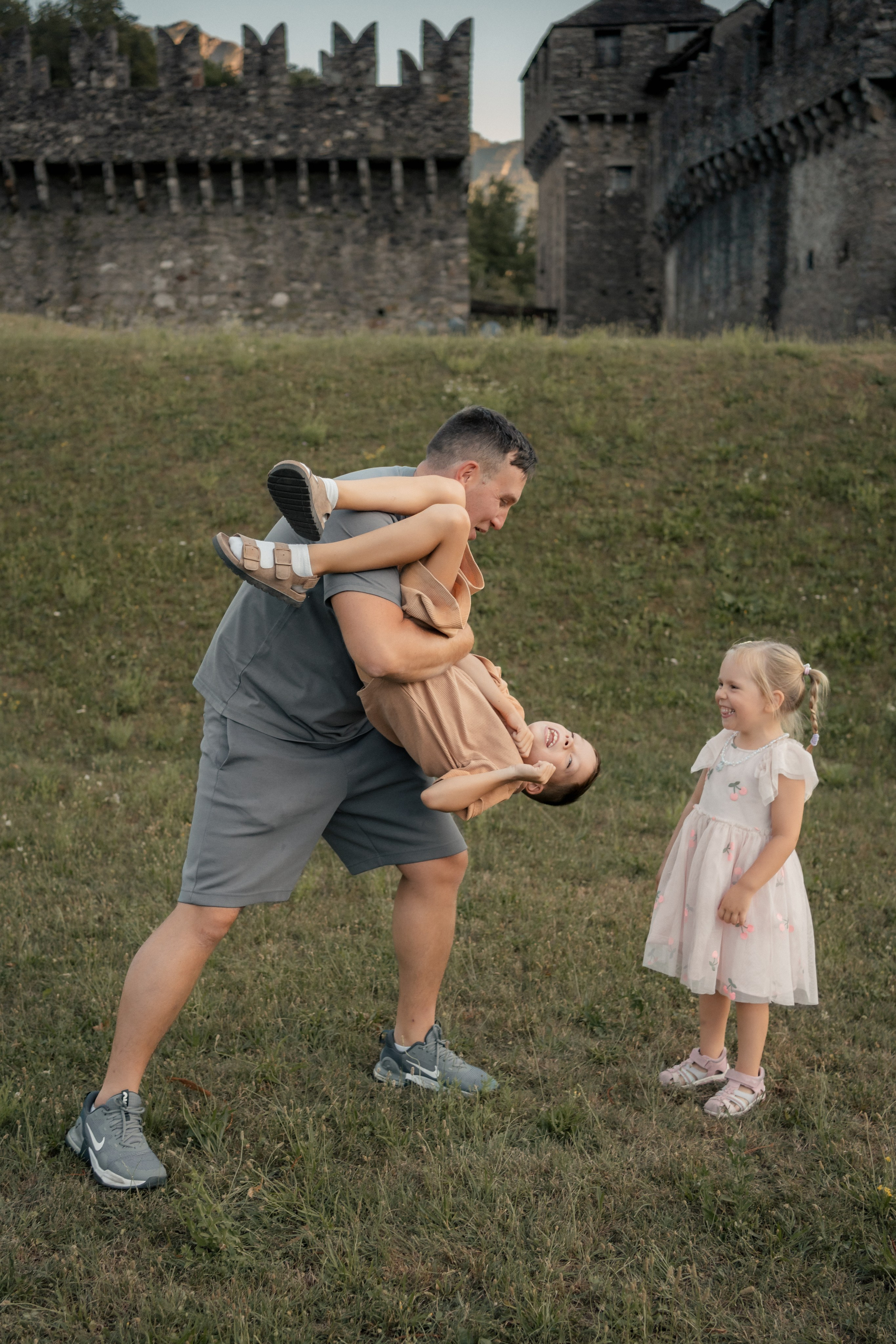 Sesión familiar con vistas a Bellinzona. Fotografía profesional en Calafell - Elena Medvedeva
