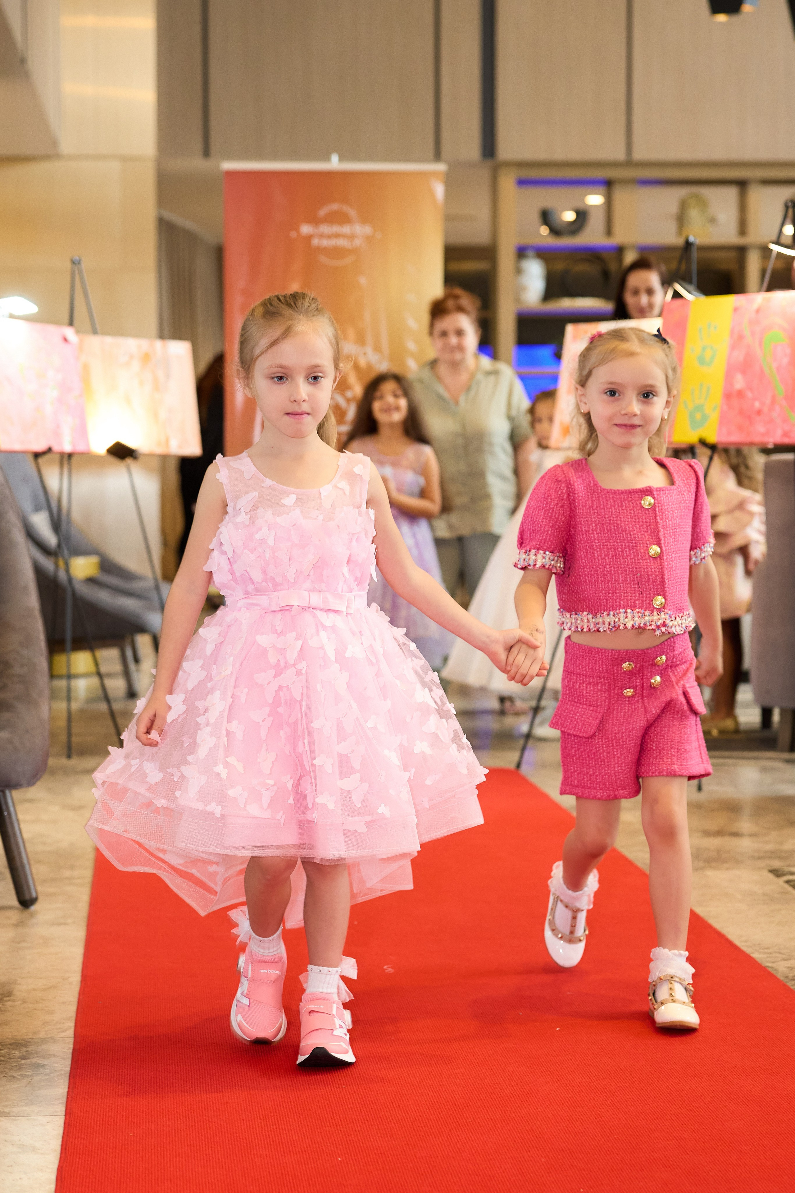 Авторская благотворительная художественная выставка Дианы Бортник. Фотограф Юлия Маковеева