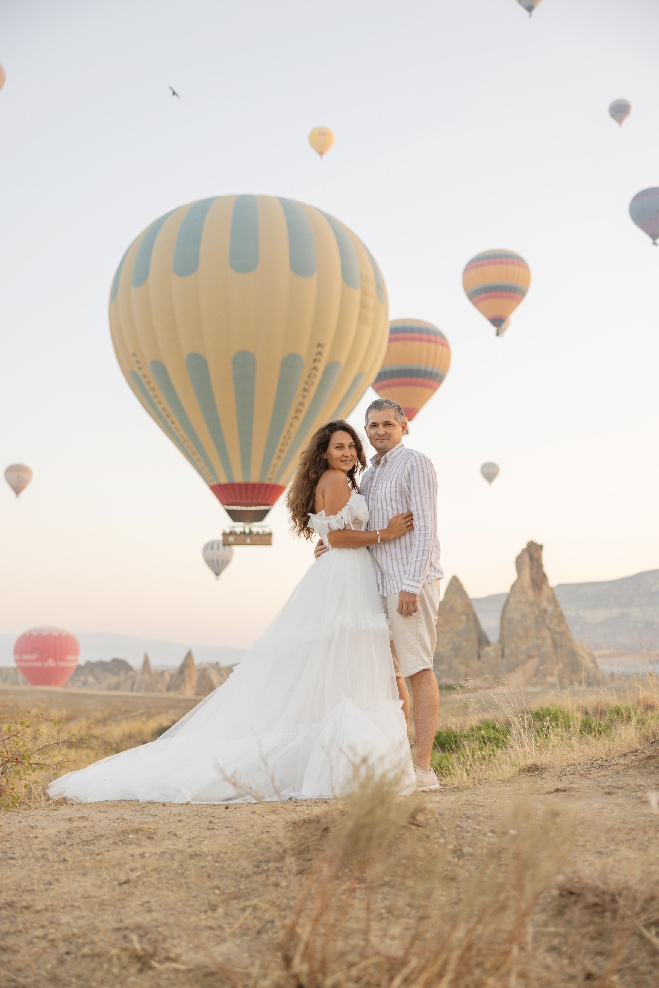 Family Photoshoot at Sunrise with Cappadocia’s Hot Air Balloons. Julia Ganch I Fashion Wedding Photography I Cappadocia Turkey