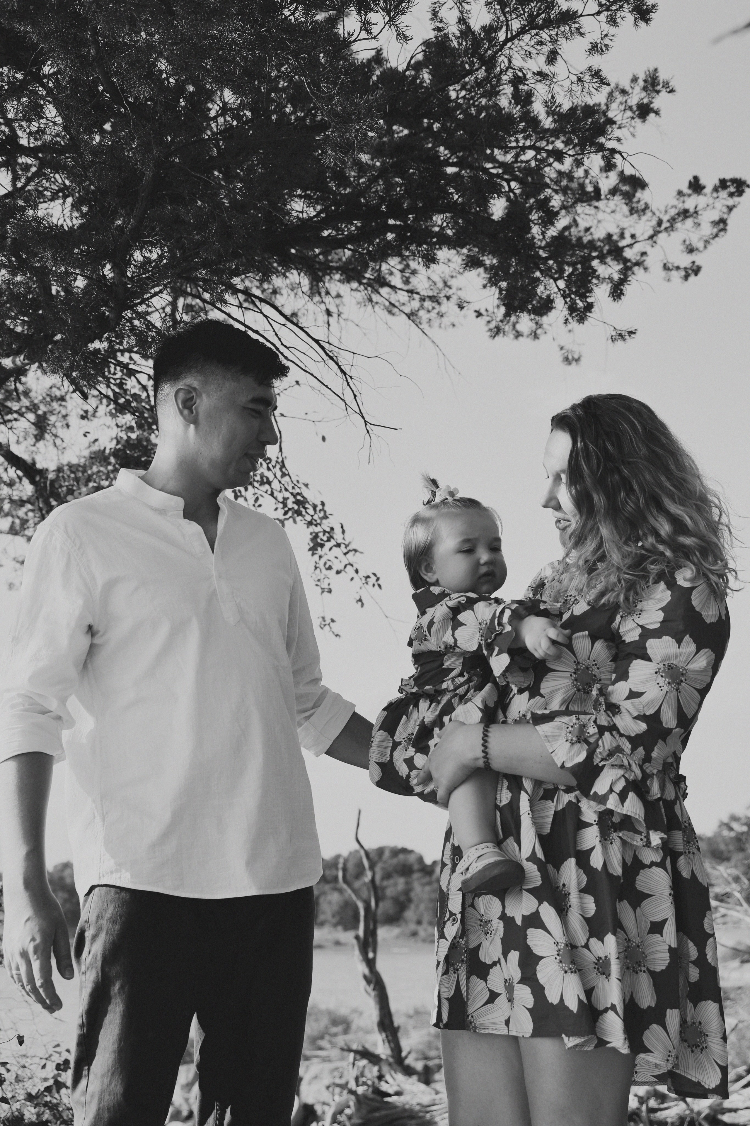 Baby Family Photoshoot – Outdoor Family Photography with Infant or Toddler. Lana Petrychenko — Portrait & Family Photographer. Valencia, Spain