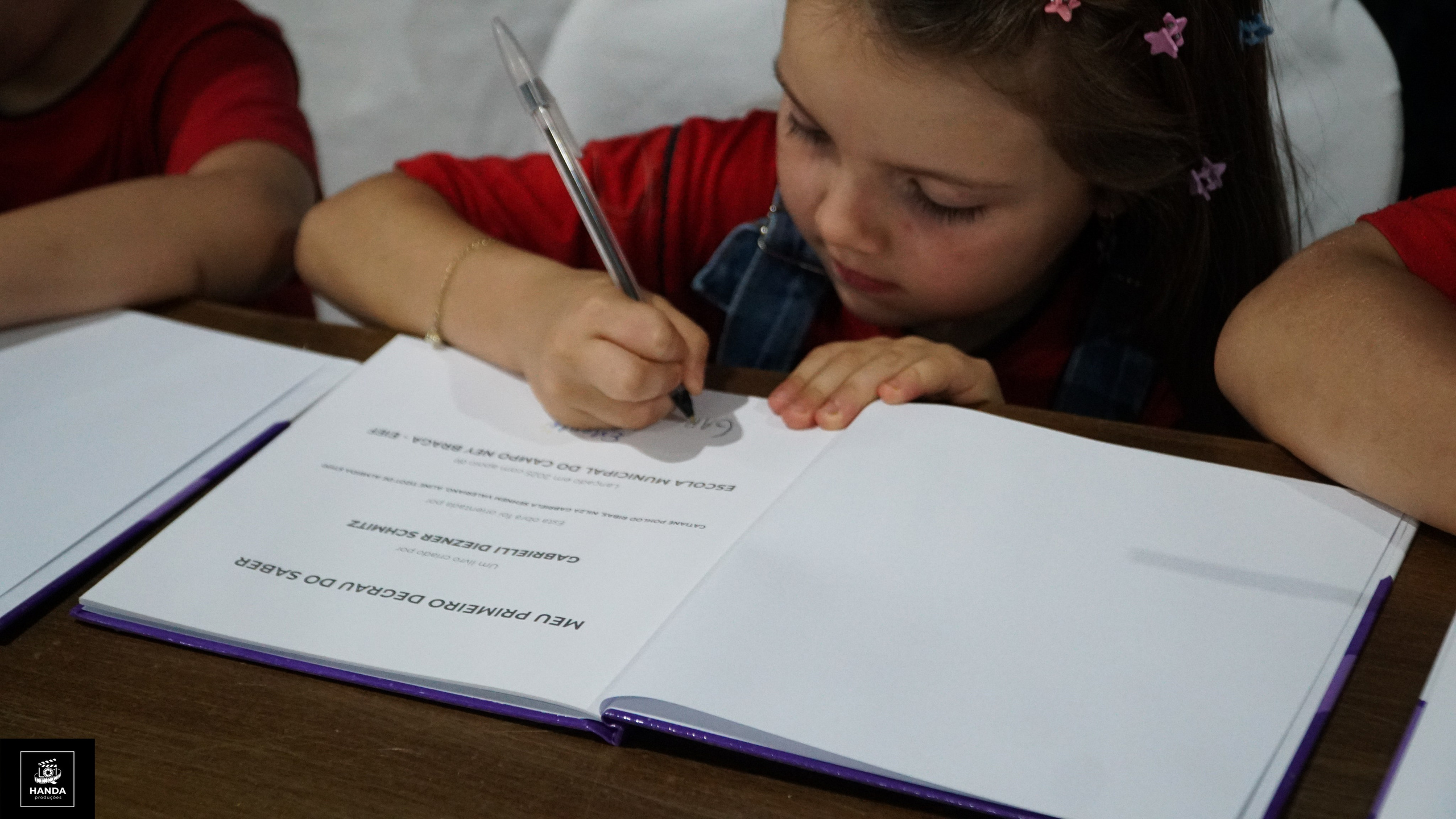 Noite autógrafos colégio Aurélio Buarque de Holanda. Handa Produções