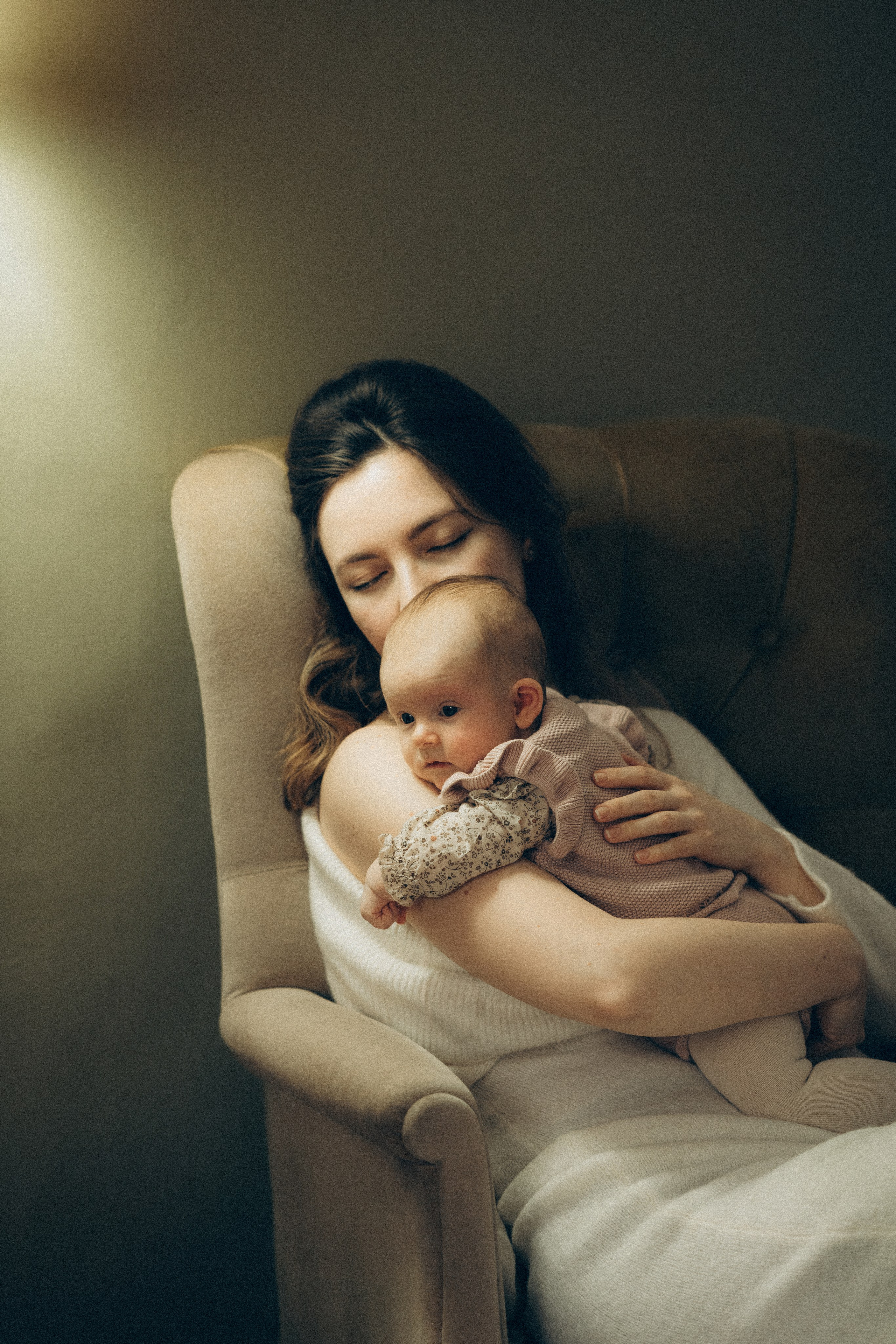 Home newborn session. Tania Gandrabur, photographer in West Midlands, England