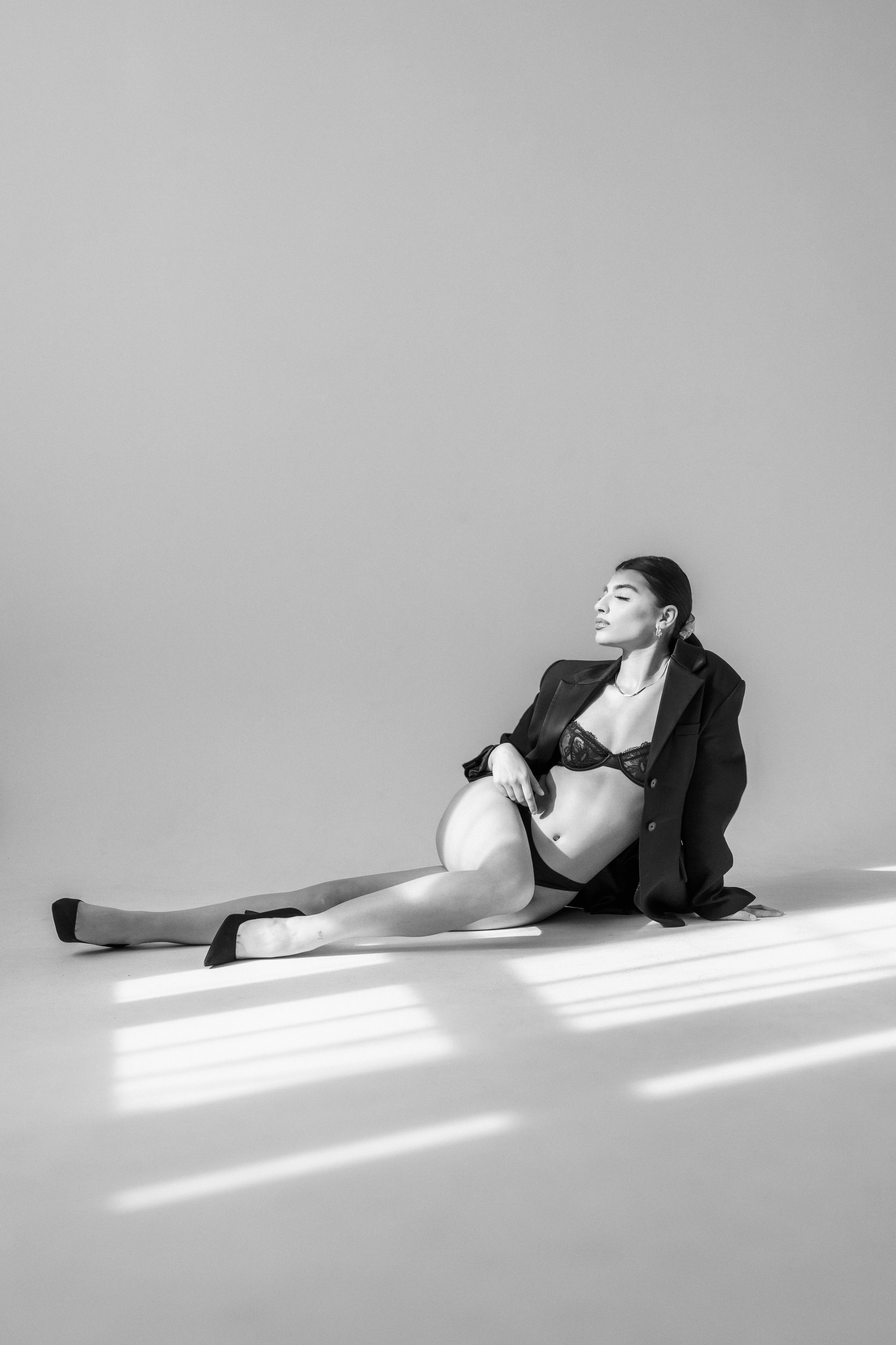 Женский портрет в мягком студийном свете, спокойствие и уверенность