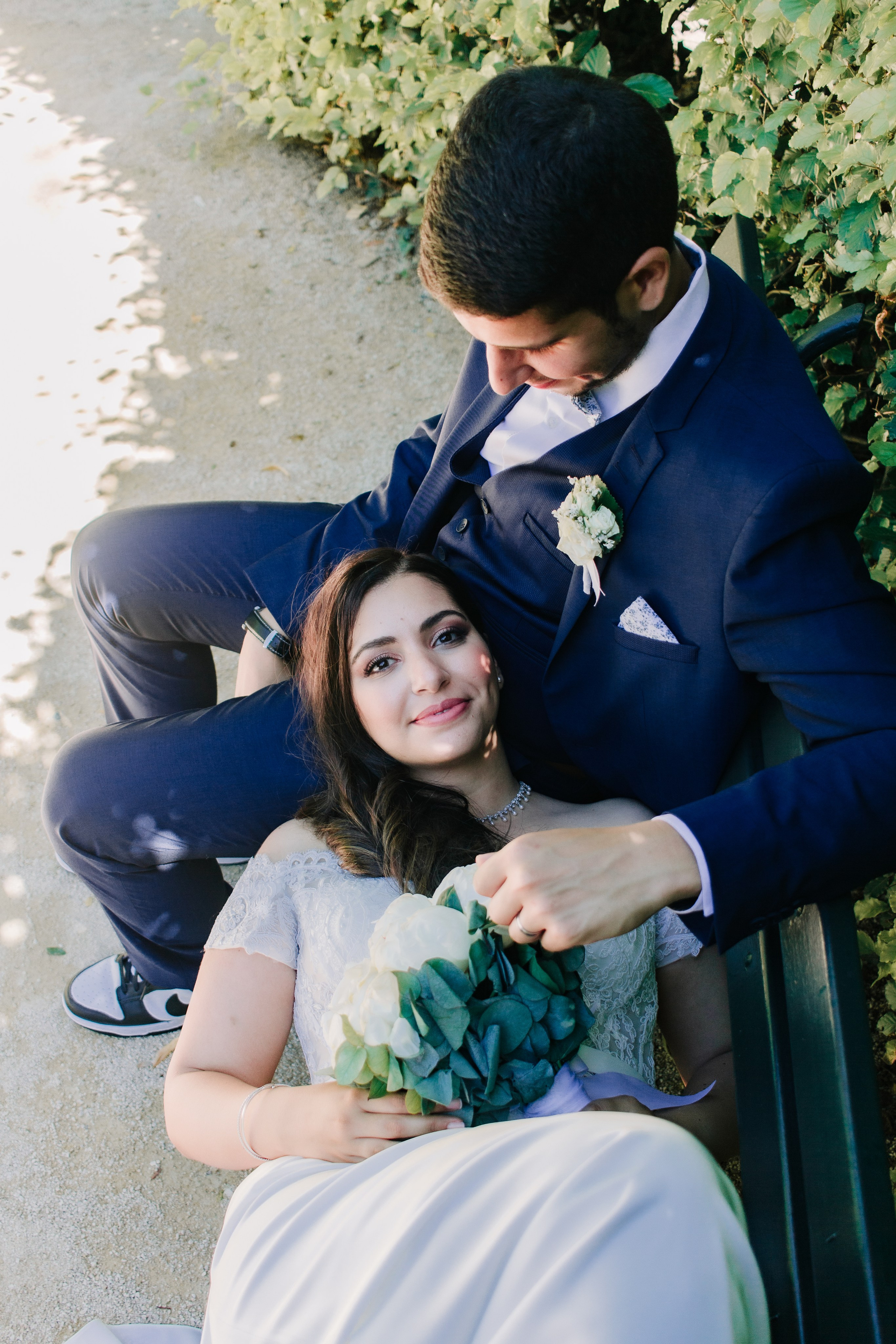 Photo de mariage au Parc de Blossac à Poitiers, couple de mariés dans la verdure