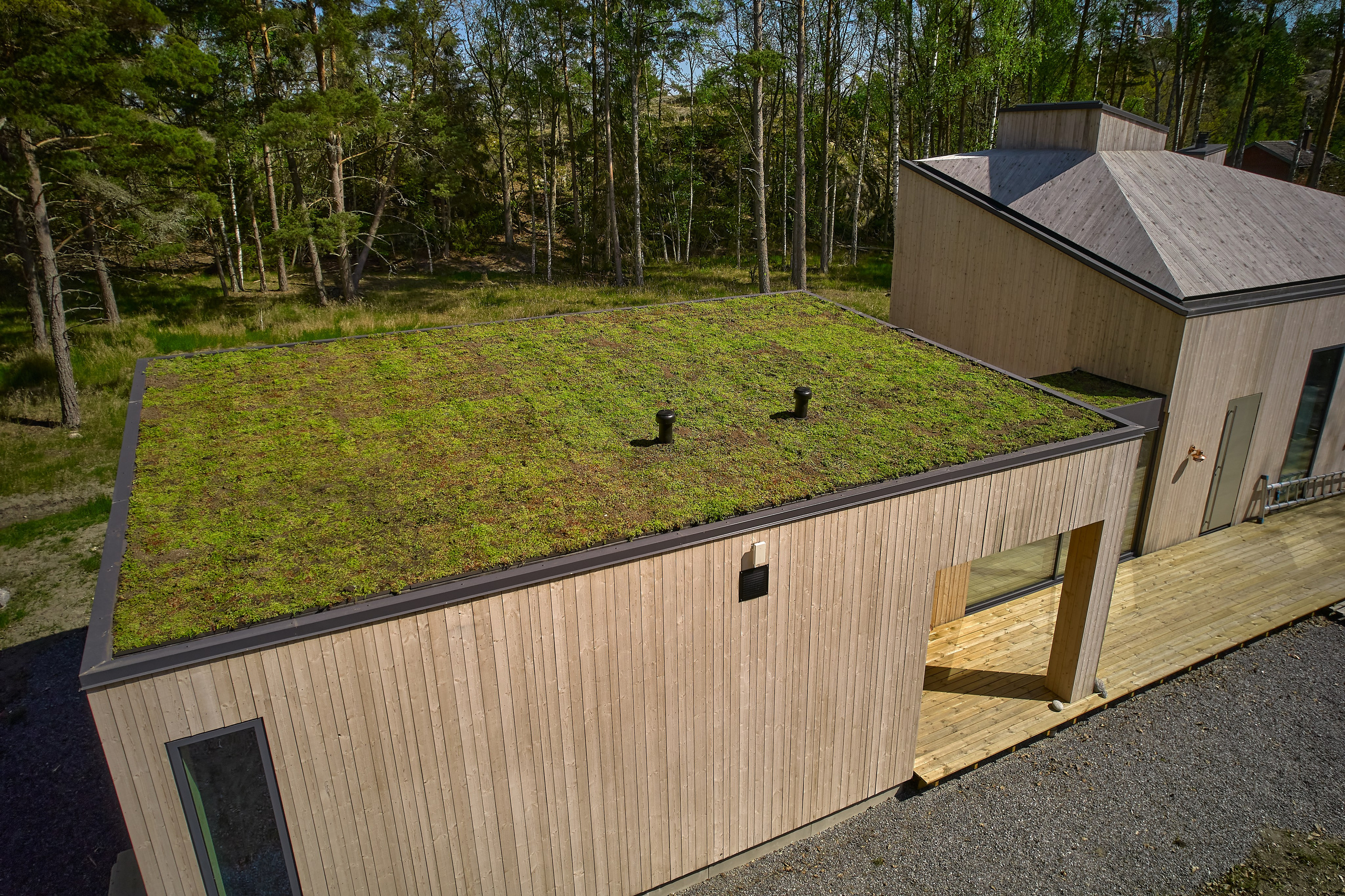 Fastighetsförsäljning med drönare – flygfoto över hus och tomt