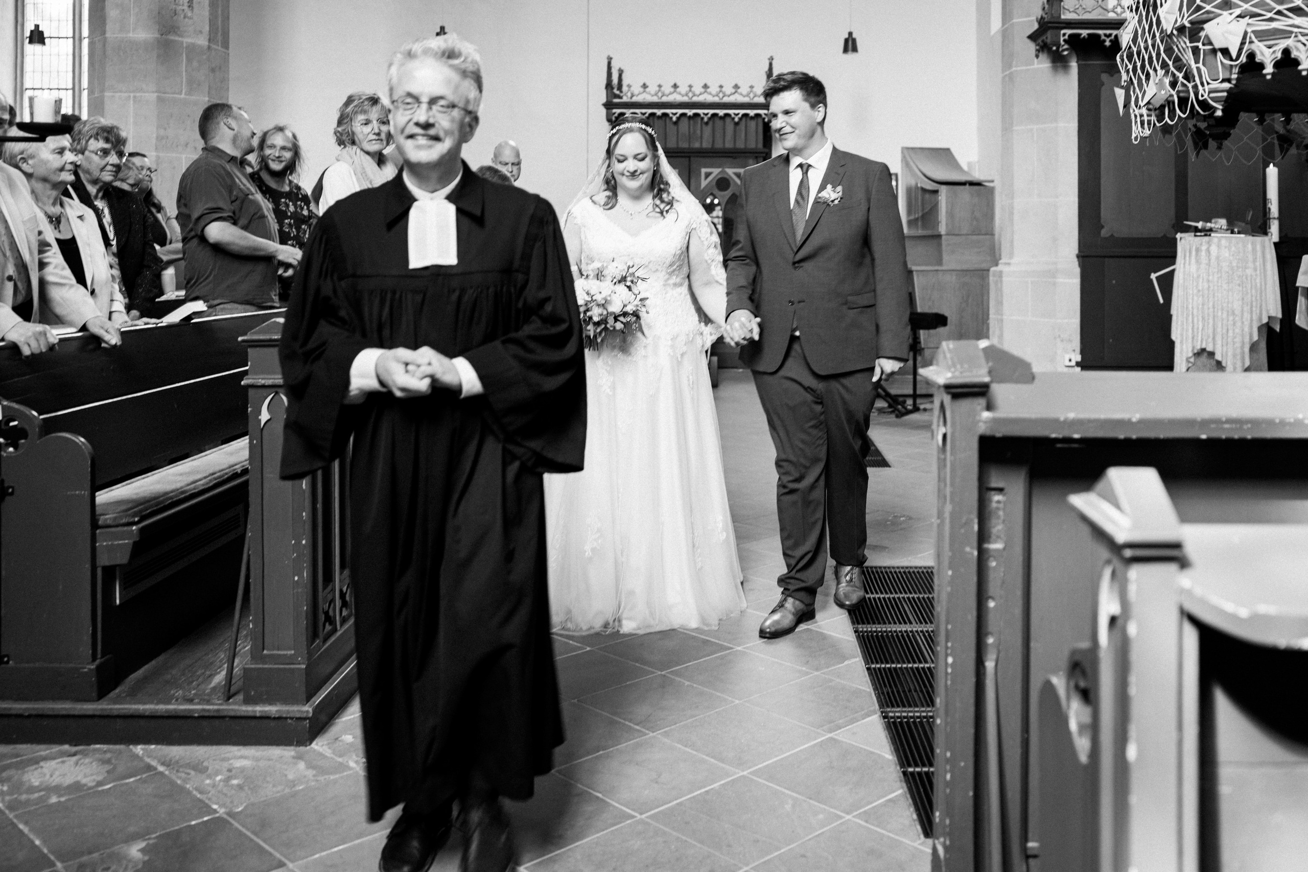 Kirchliche Trauung in Oerlinghausen – Emotionale Hochzeitsfotos & Stilvolle Reportagen!. Hochzeitsfotografin in Gütersloh | Authentische Hochzeitsreportagen | TK Photographie