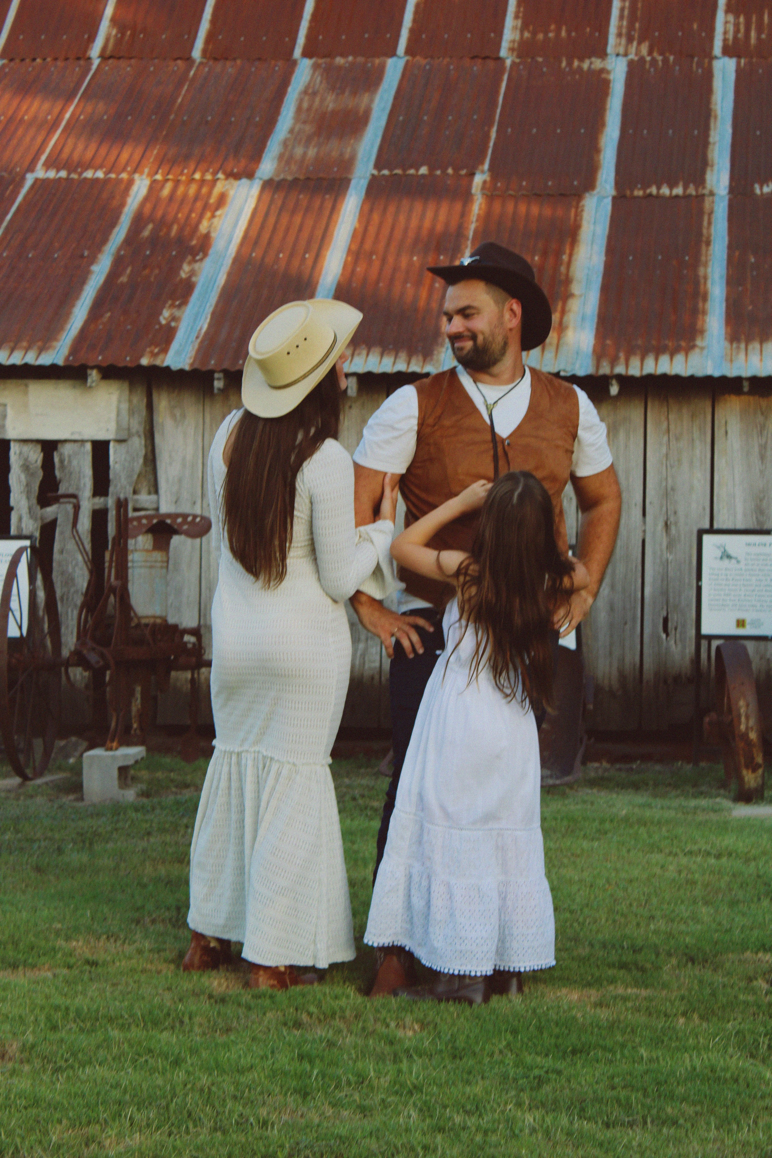 Texas Countryside Family Photoshoot in Cowboy Style. Lana Petrychenko — Portrait & Family Photographer. Valencia, Spain