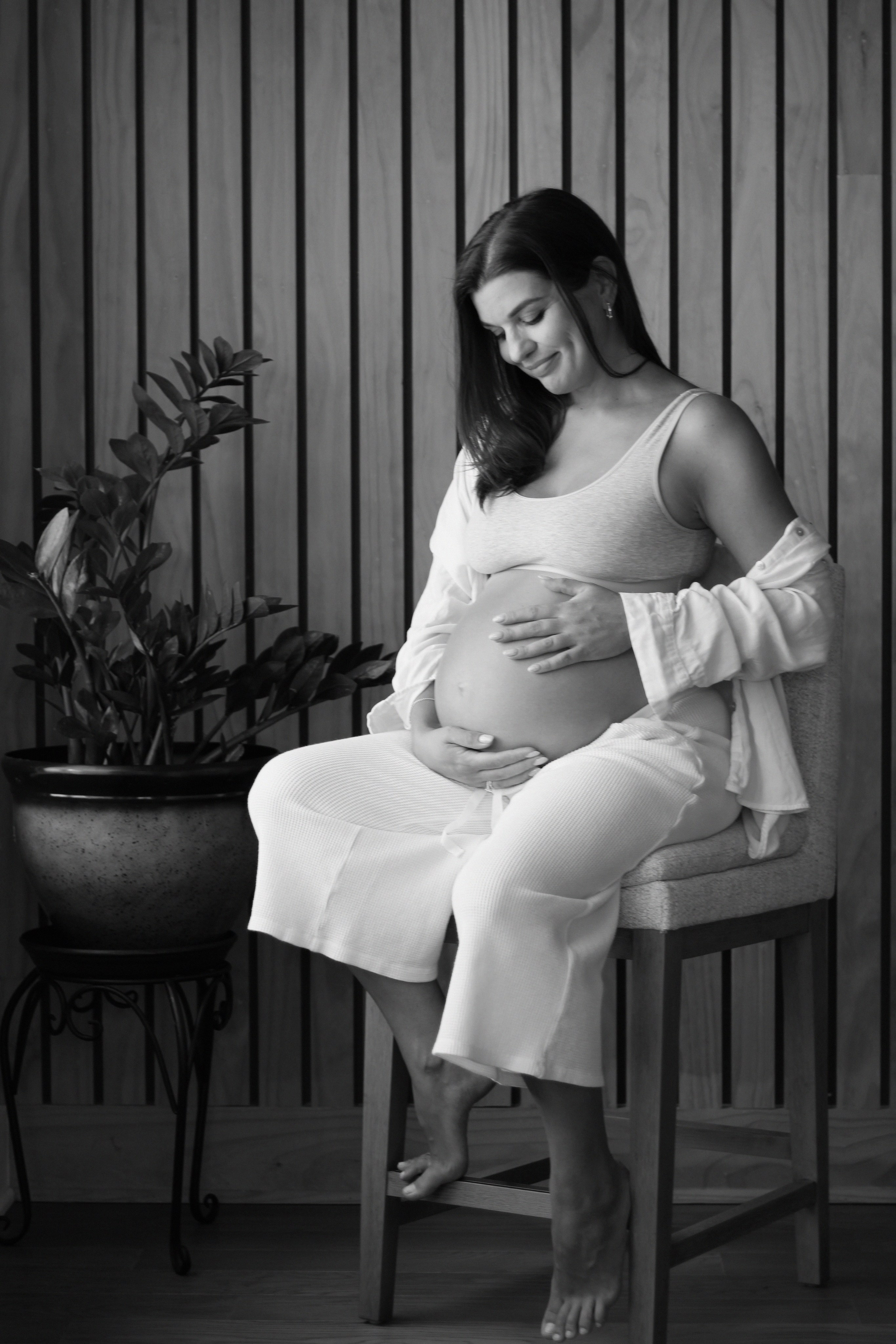 Maternity, Family & Pregnancy Photoshoot at Home. Lana Petrychenko — Portrait & Family Photographer. Valencia, Spain