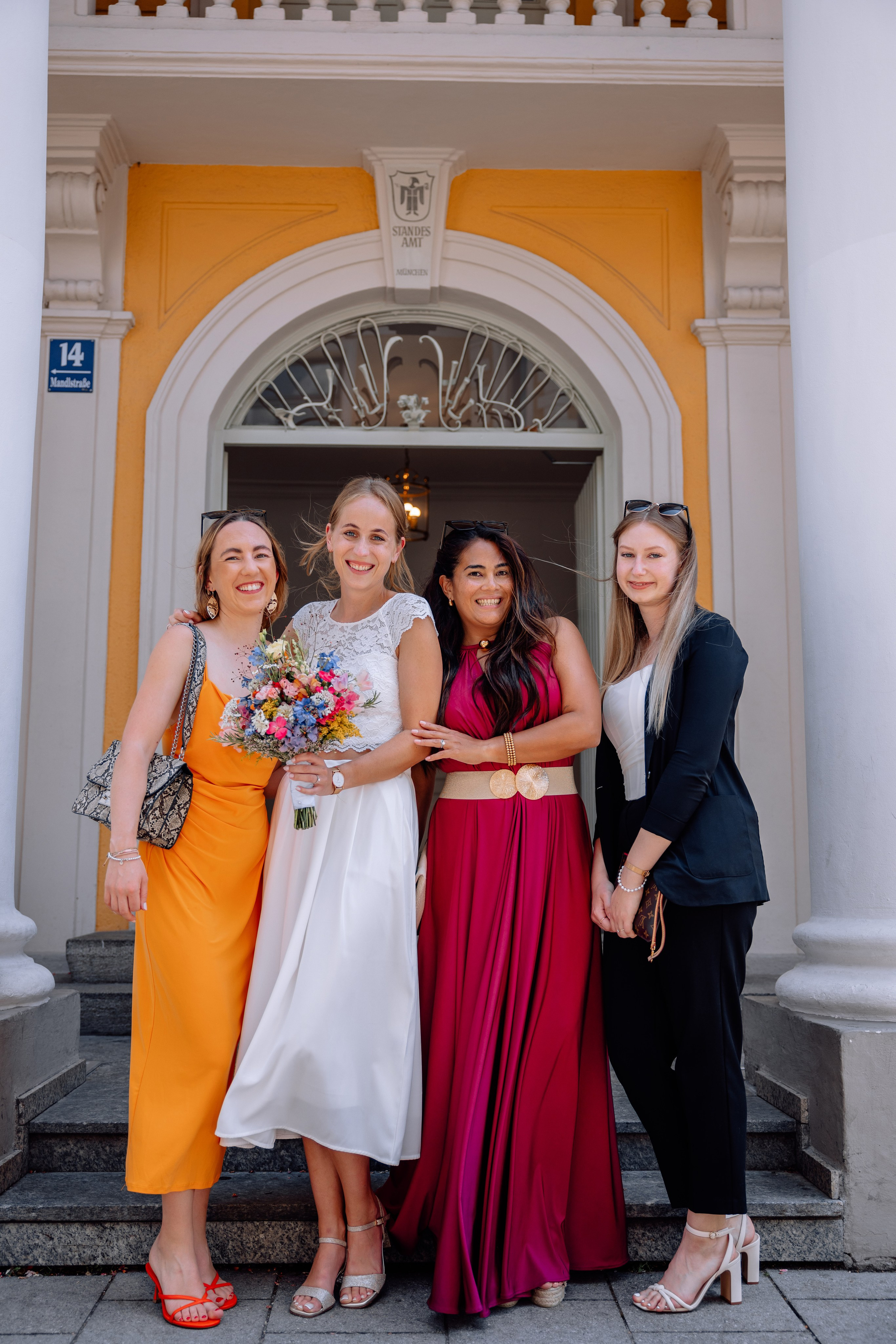 Sommerliche Hochzeitsfotos im Standesamt Mandlstraße & Schwabing. Hochzeitsfotograf München Taufe Familienfotograf Tanja Mauke