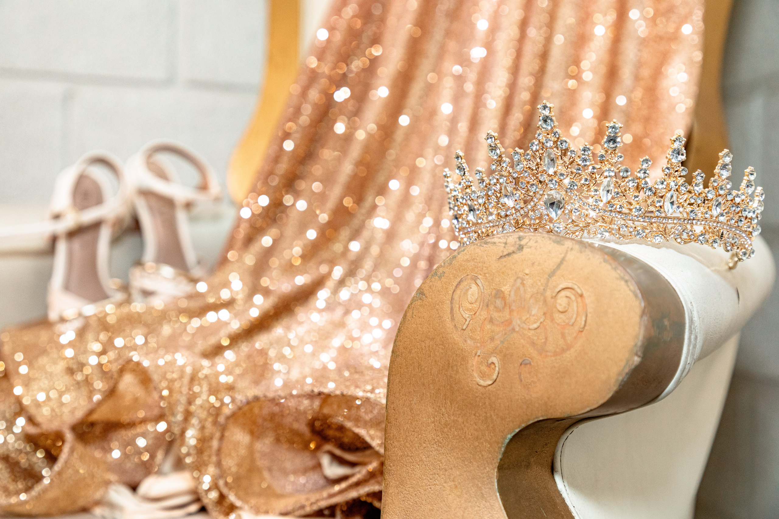 linda foto de detalhes com vestido, sapato e coroa de 15 anos