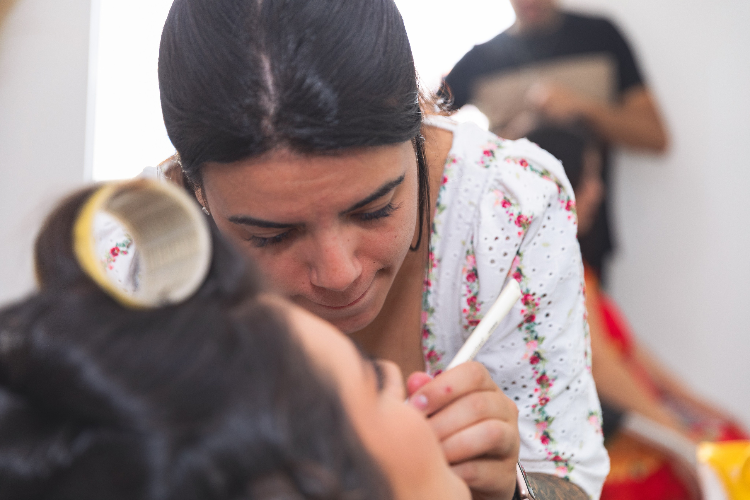 Uma fotografia de making-of da noiva, finalizando sua maquiagem