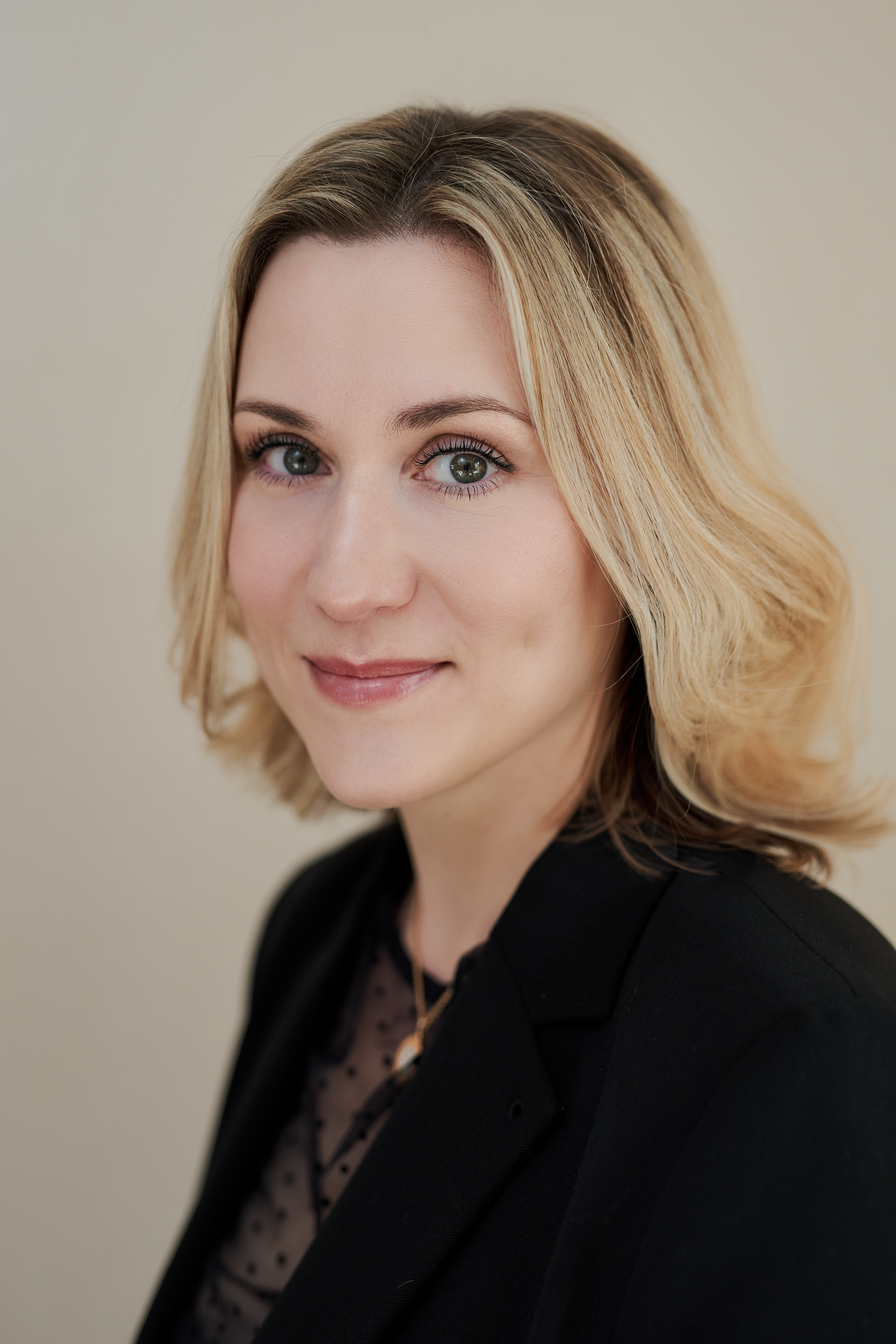 CONTENT FINANCIAL ADVISER. Professional garden design and photography services in London