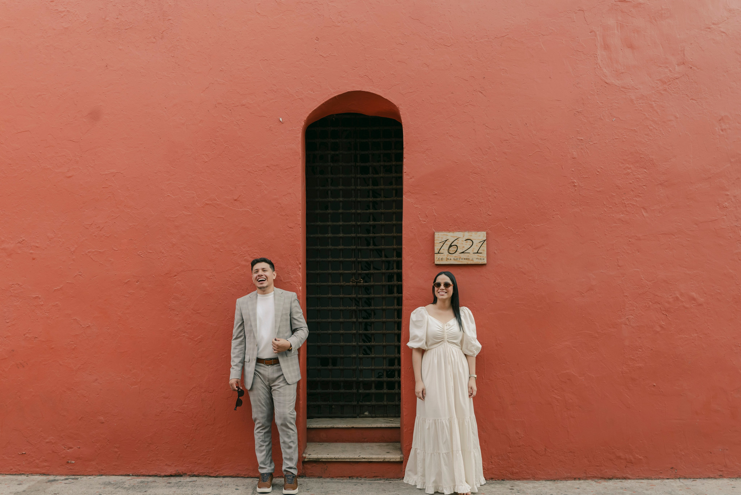 Mujer en puerta roja colonial de Cartagena durante preboda cinematográfica