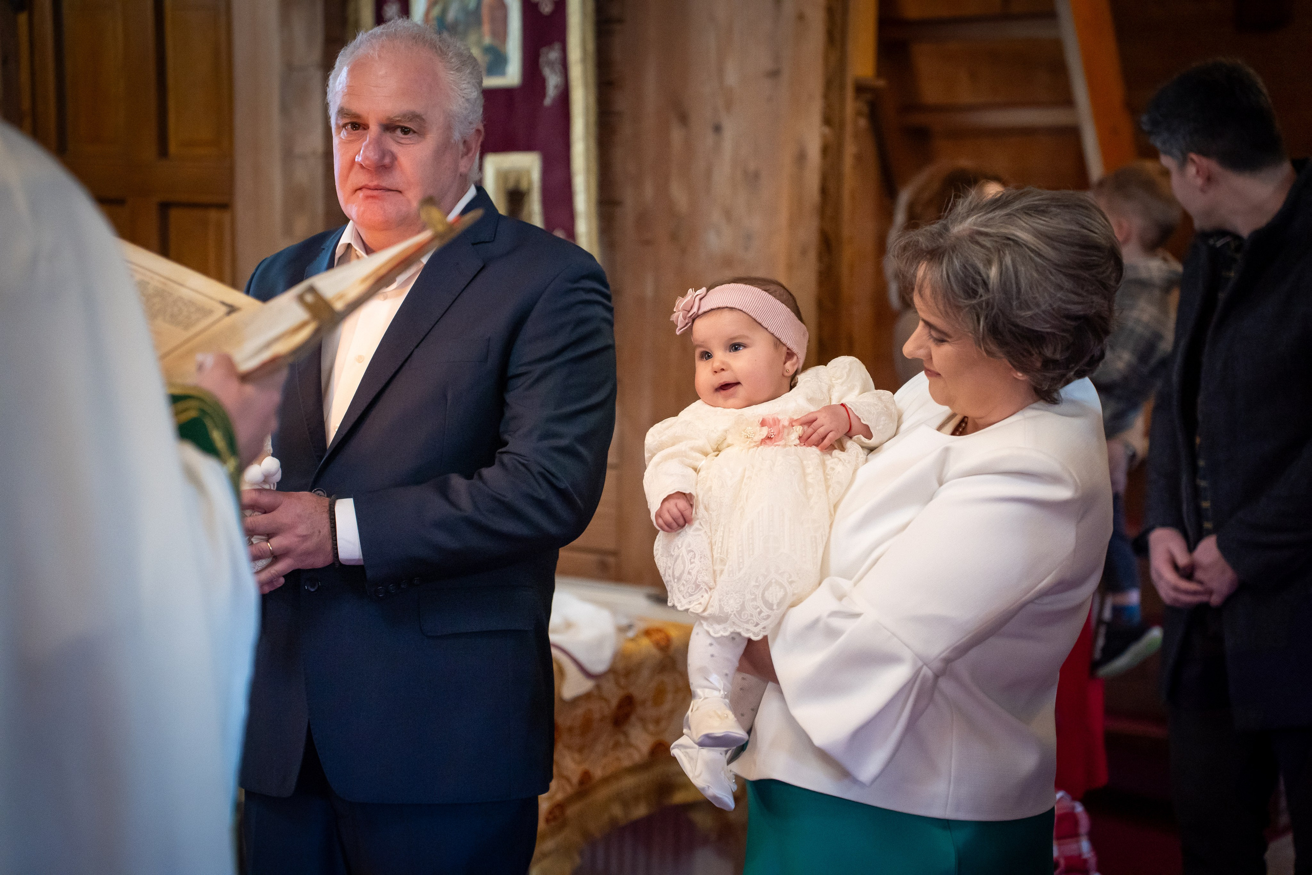 copil in bratele nasei, copil in biserica, taina sfantului botez