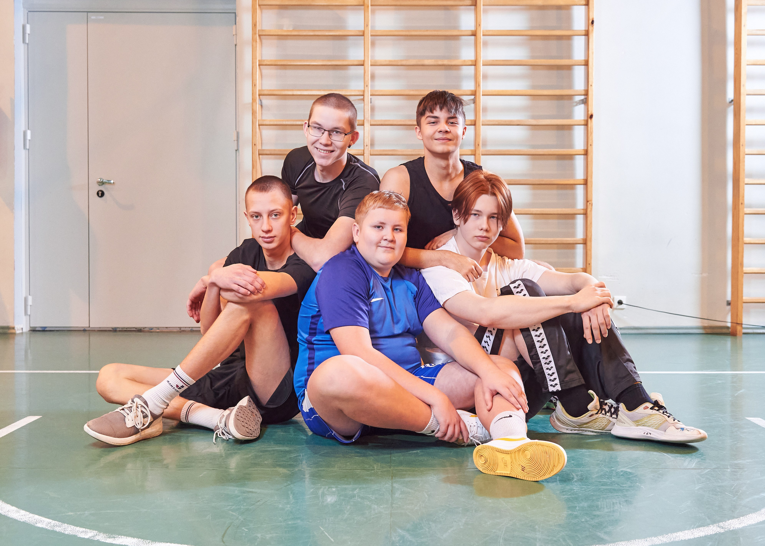 Ученики позируют на уроке физкультуры в школе 