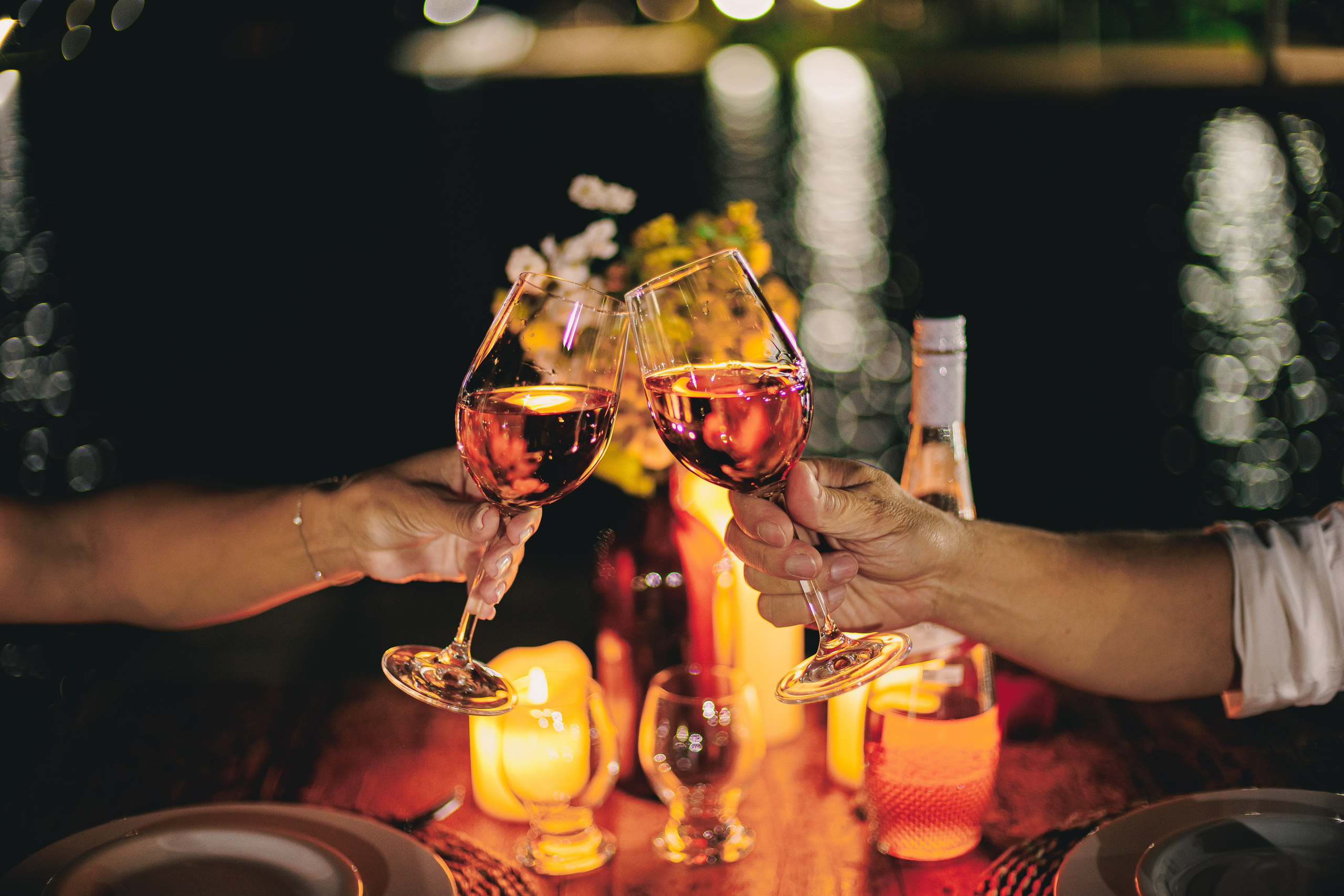 Ensaio Pré-Wedding no Interior Paulista com Lago, Areia e Pôr do Sol | Studio Melk. Tela cheia