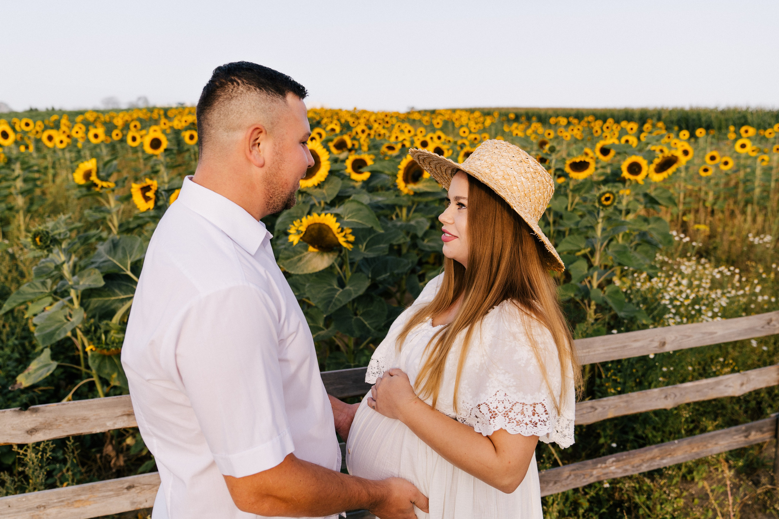 sesja-ciążowa-Gdańsk-słoneczniki-sesja-w-kwiatach-plener 